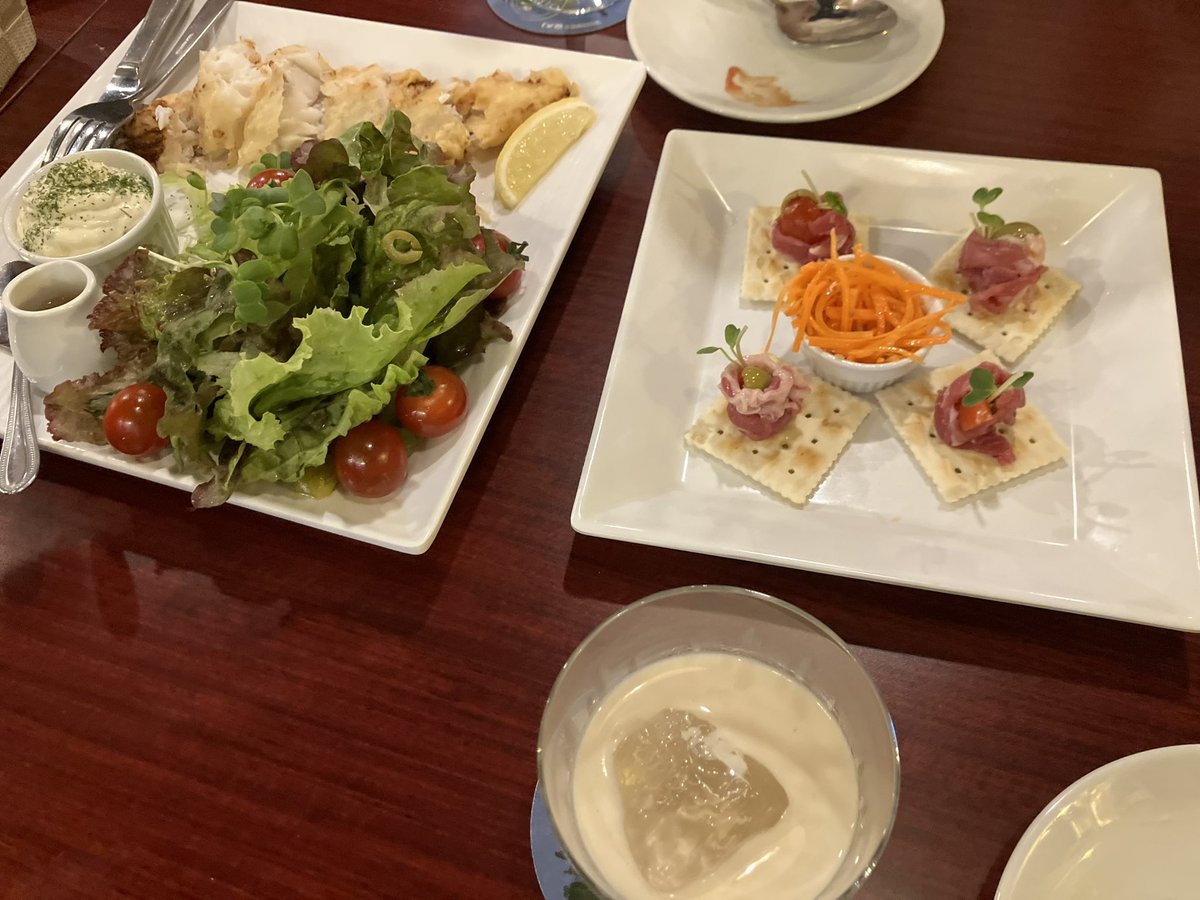 jam_ej's tweet photo. 職場の人たちと女子会🍶女5人集まるとほんとおしゃべり止まらなくて4時間近く居座ってしまった
突然店員が「お待たせしました〜」って会計持ってきて強制退店させられました😂誰かがコッソリ呼んだのかと思ったら誰も呼んでなかったwまぁあのままだと10時くらいまで普通に喋ってたから逆によかったか https://t.co/xzNZQgMxxH