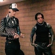 MelliHeart_'s tweet photo. i'm still hoping for an mgk x Ronnie Radke collab one day 🤞🏻 https://t.co/fbwbvSO5HR