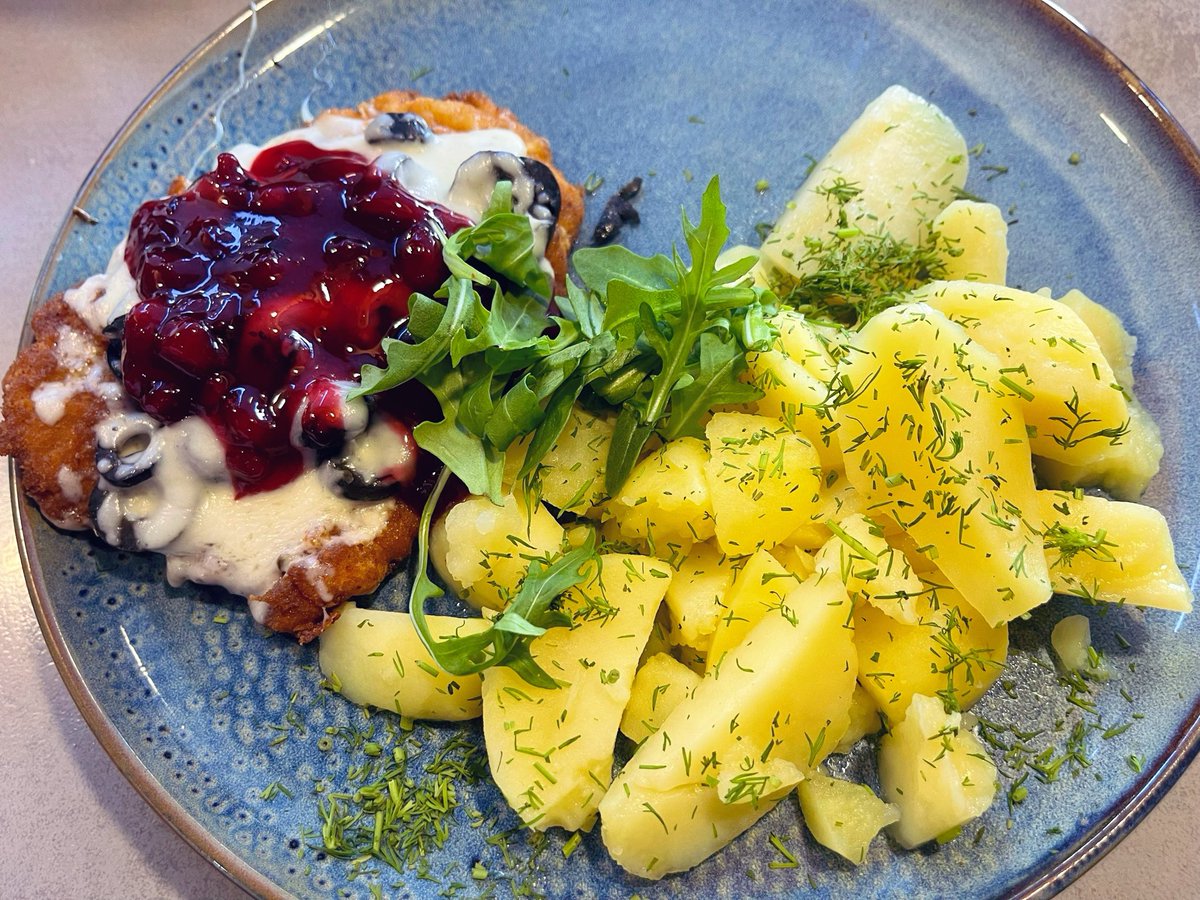 VACLAVZHENG's tweet photo. Two surprises with Kielce: the best (i bardziej twórczy) kotlet schabowy I’ve ever had and the strongest wind —  “wieje jak (na dworcu) w Kielcach” no doubt. https://t.co/OJLMvN29EI