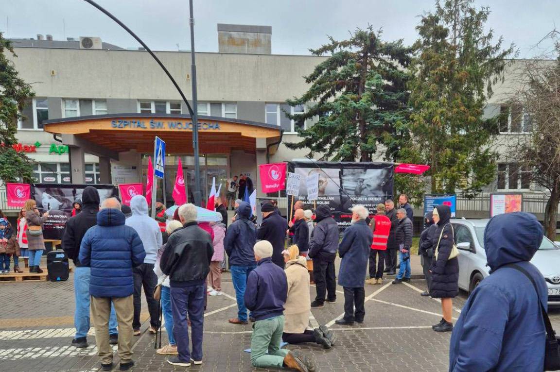 GodekKajaU's tweet photo. PRZEŁOM!

SZPITAL NA ZASPIE W GDAŃSKU OFICJALNIE WYCOFAŁ SIĘ Z ZABIJANIA DZIECI CHLORKIEM POTASU PRZED PRZERWANIEM CIĄŻY

Decyzję ogłosił Zarząd spółki Copernicus prowadzącej szpital św. Wojciecha w specjalnie wydanym oświadczeniu zamieszczonym w mediach społecznościowych spółki. 

Deklaracja o zaprzestaniu stosowania chlorku potasu do zabijania dzieci przed samym przerwaniem ciąży jest wynikiem obywatelskiego nacisku, który od pół roku ma miejsce pod szpitalem na Zaspie - z tej racji należy podziękować wszystkim ludziom dobrej woli, którzy od miesięcy przychodzą pod szpital modlić się i protestować przeciw zbrodni. Podziękowania należą się także mediom - ogólnopolskim i lokalnym - które monitorują sytuację z aborcją na Zaspie. 

Pamiętajmy jednak, że gdybyśmy żyli w normalnym państwie, żadnemu lekarzowi nawet nie przyszłoby do głowy zabijać pacjentów zastrzykami w serce - to w ogóle nie jest medycyna!

Druga rzecz, o której trzeba pamiętać, to fakt, że po zawiadomieniu złożonym przez ŻiR w grudniu ub.r. Prokuratura Gdańsk-Oliwa prowadzi postępowanie w sprawie tych przypadków użycia chlorku do zabicia dzieci, które miały miejsce w przeszłości. Spółka Copernicus odmówiła już kilkakrotnie wydania dokumentacji, którą jest winna przekazać prokuratorowi już na pierwsze wezwanie. 

Zasłanianie się tajemnicą lekarską czy przepisami o RODO jest niesłuszne - Prokuratura ma prawo badać tego typu dokumentację, aby stwierdzić, czy nie złamano prawa właśnie wobec konkretnej osoby. Tu złamanie prawa było oczywiste - żaden przepis nie dopuszcza zabicia płodu wewnątrzmacicznie, aby następnie przerywać ciążę. Sprawcy każdego zastrzyku w serce poczętego dziecka muszą trafić pod sąd.

Zbrodnia musi zostać rozliczona. 

Presja ma sens. I tej presji potrzeba jeszcze więcej! Dlatego Fundacja Życie i Rodzina @ratujzycie_pl_ kontynuuje kampanię pod szpitalem na Zaspie - będziemy tam obecni na modlitwie i edukacji, że w tym szpitalu niektórzy pacjenci są celowo zabijani poprzez aborcję. Upominamy się o każde dziecko! Każde jest pacjentem i ma prawo do ochrony i opieki, a nie do zabicia!

Najbliższy Publiczny Różaniec pod szpitalem św. Wojciecha, al. JPII 50, 21 czerwca w samo południe.