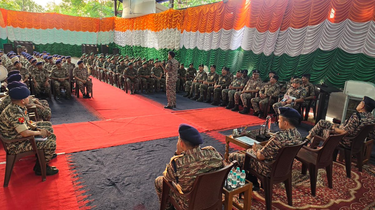 crpfindia's tweet photo. Boost on the ground! 

To wipe out remnants of Naxalism from West Singhbhum, DG @crpfindia Shri G. P. Singh, IPS, reached Chaibasa today to motivate on-ground commanders & troops. He congratulated the troops and On-ground Commanders for historic success achieved against Naxalism. 
​During a 'Samvad', he interacted with personnel, emphasizing operational precautions, work ethics, health & welfare, before joining them for tea.

#NationFirst
#Vandematram150 
#MissionNaxalMuktBharat2026
@gpsinghips
@CentralZoneCrpf
@JharkhandCrpf