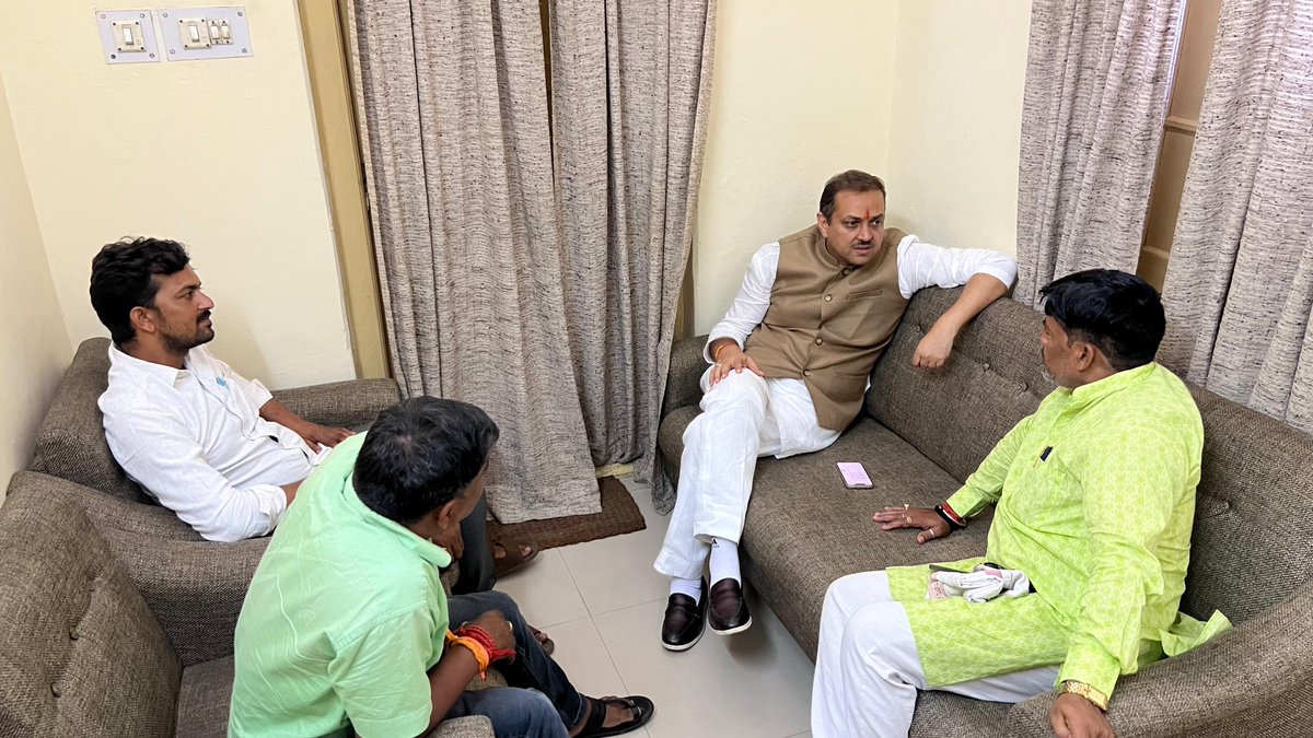 Awanish_Singh's tweet photo. आज जनपद सीतापुर के बिसवां में बिसवां विधानसभा के विभिन्न परिवारजनों से आत्मीय मुलाक़ात कर स्नातक चुनाव के लिए मतदाता बनवाने का आग्रह किया

@BJP4India @BJP4UP @PMOIndia 

#Biswan #GraduateElection2026 #VoterAwareness https://t.co/XN72Limkp9