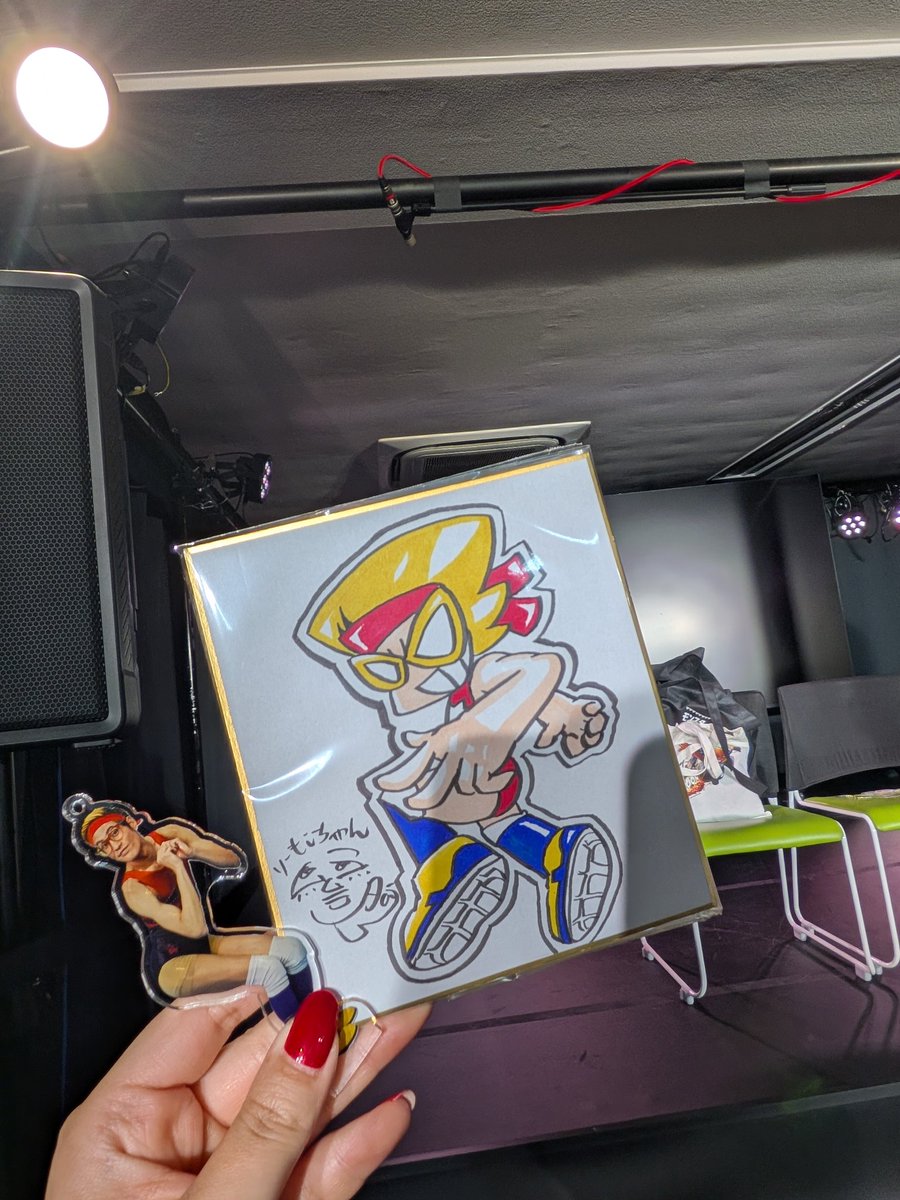 SAKURA_of_STAR's tweet photo. なんやかんやでライブ行くの久しぶりーもこちゃんでした！
りーもこちゃんがピンネタを20分くらい(本来は10分の予定？)やってたしプレゼントコーナーでミニ色紙もGETできたしでわざわざ荻窪まで行って良かった。とても。🫰
#月刊リーモコマガジン https://t.co/yXkIlMkg9P