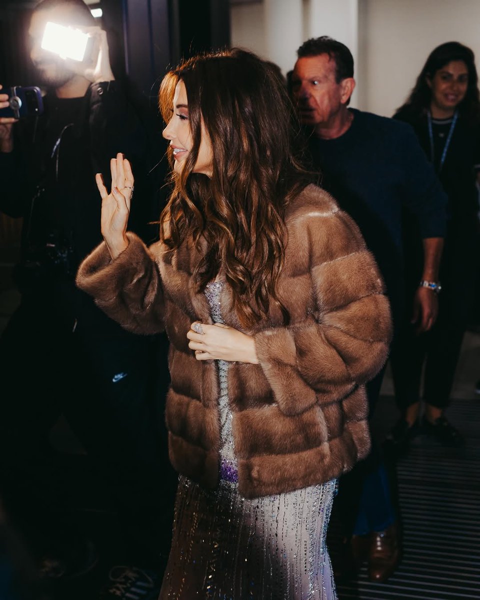 EuropeFanClub's tweet photo. وصول نجمتنا @NancyAjram إلى موقع الحفل في Melbourne بأستراليا ❤️✨ 🇦🇺 استقبال جماهيري رائع وحماس كبير من المعجبين بانتظار ليلة مليانة طرب وأجواء لا تُنسى… https://t.co/1jNf9WigRV
