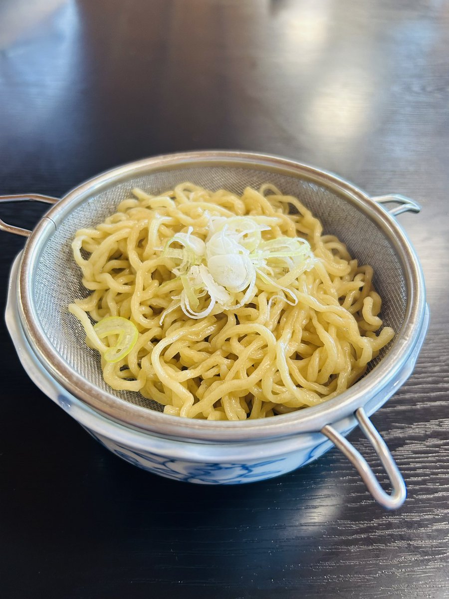 tomowks's tweet photo. 鶴岡市「中華そば処琴平荘」中華そばこってり
今季のは自分好みで美味しかった！
替え玉が超美味しくて
次回からは必須だな💡
多加水だからどうとか低加水だからこうとかじゃなく、食べ方によっていろんな表情を見せてくれる麺でした☺️ https://t.co/0R3iqJ6jSG