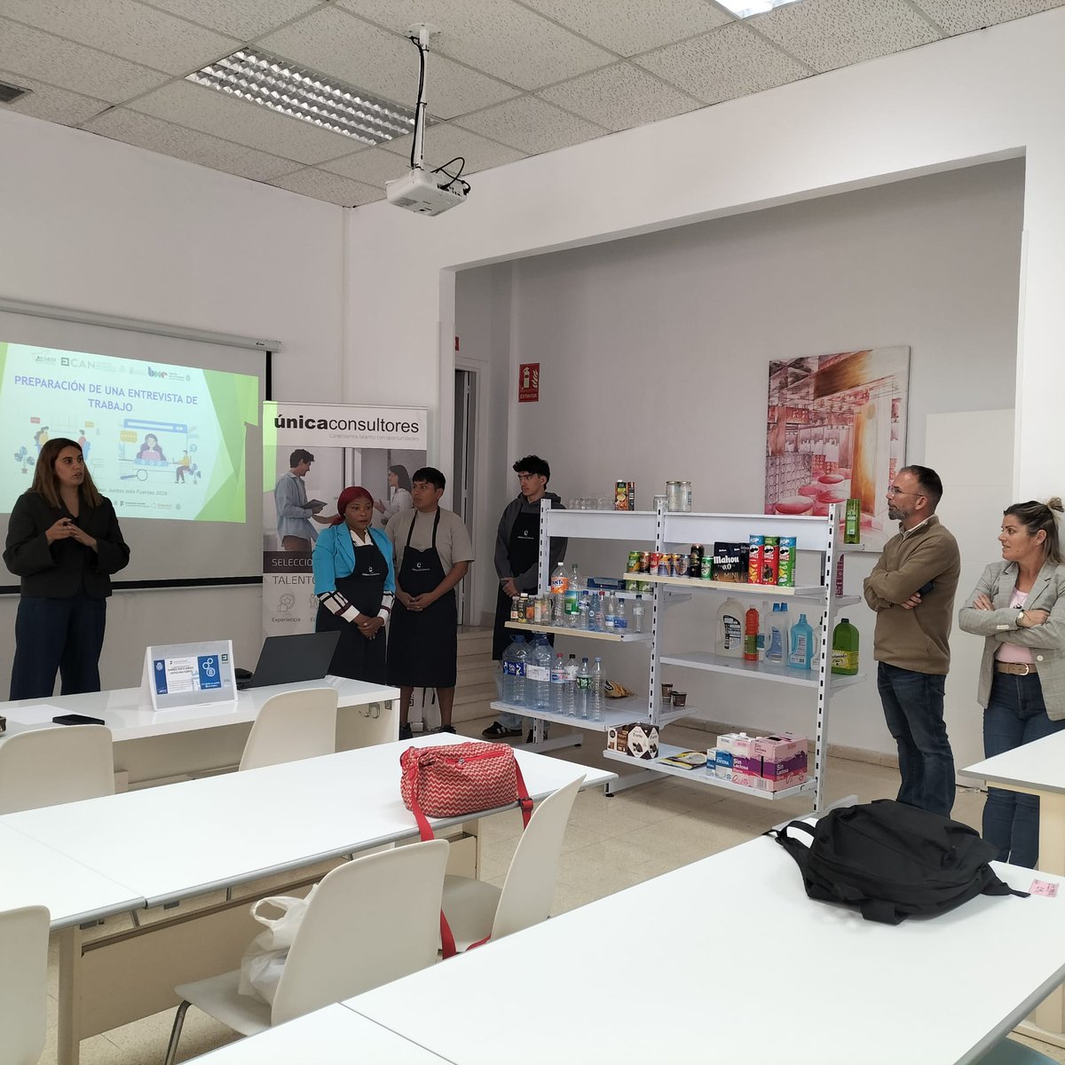 BarriosFgull's tweet photo. 🚀¡Éxito en el curso de Dependiente/a de Supermercado! Tras una sesión de entrevistas con Patricia Expósito (RRHH de Agrucan S.L. - SPAR) y el testimonio inspirador de Marlyn Rivero... ¡3 participantes han conseguido empleo directo!🎉 
@BARRIOSxEMPLEO @CabildoTenerife @fg_ull https://t.co/irYHULdLsB