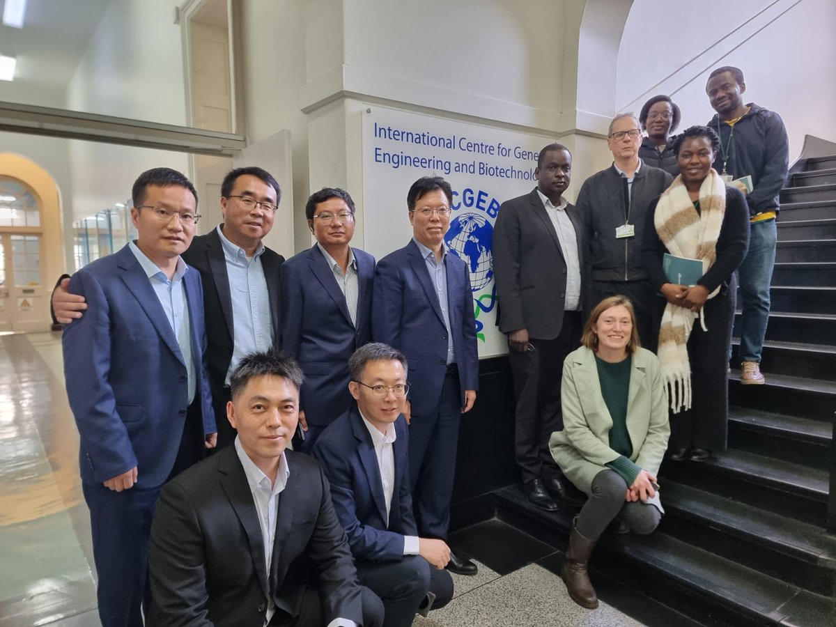 ICGEBCapeTown's tweet photo. Today, our Biopesticides &amp; Plant Systems Biology researchers welcomed a delegation from the Jiangsu Academy of Agricultural Sciences #JAAS China 🇨🇳

Hosted by the #Biopesticides Group Leader, Dr Dennis Ndolo, the discussions focused on partnerships and areas of synergy 🤝 🌱 https://t.co/4QaFIOHBHK