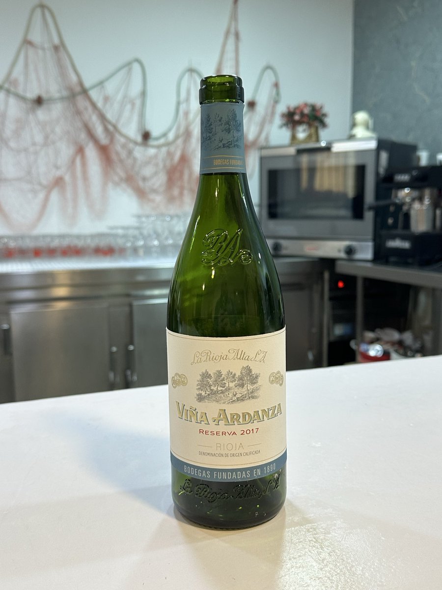 _juanjo82_'s tweet photo. 🏰 Rioja Alta
🍷 Viña Ardanza reserva 2017
🗺 #dorioja
🍇 #tempranillo #garnacha
🎯 Sedoso y equilibrado, con taninos pulidos, frescura bien integrada y un paso amplio y refinado que prolonga los recuerdos especiados, balsámicos y de fruta roja en un final largo y elegante. https://t.co/hDP5RYqm4o