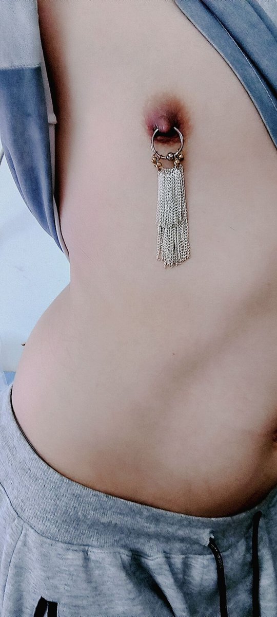 Locker6064's tweet photo. 新首饰哎嘿嘿，日常在衣服里面一晃一晃的刺激乳头，现在乳头敏感度已经比jj高啦。希望哥哥玩的时候不要用力拉扯的说，会痛的
#男娘 #伪娘 #乳环 #穿刺 #cd https://t.co/Fy4xaXJf3l