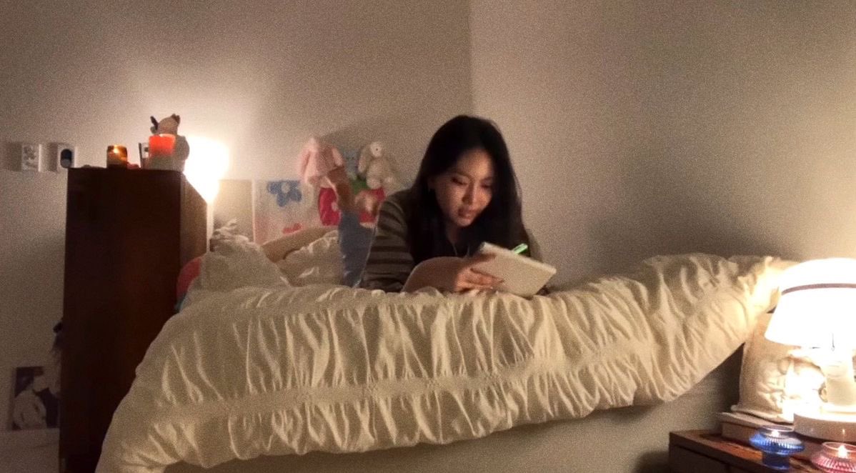 malchaicecream4's tweet photo. 하이틴 여주인공의 저녁 루틴 보는 거 같음
향초 피워놓고 악세사리 만들고 
다이어리 쓰고 https://t.co/C6bXD91qto