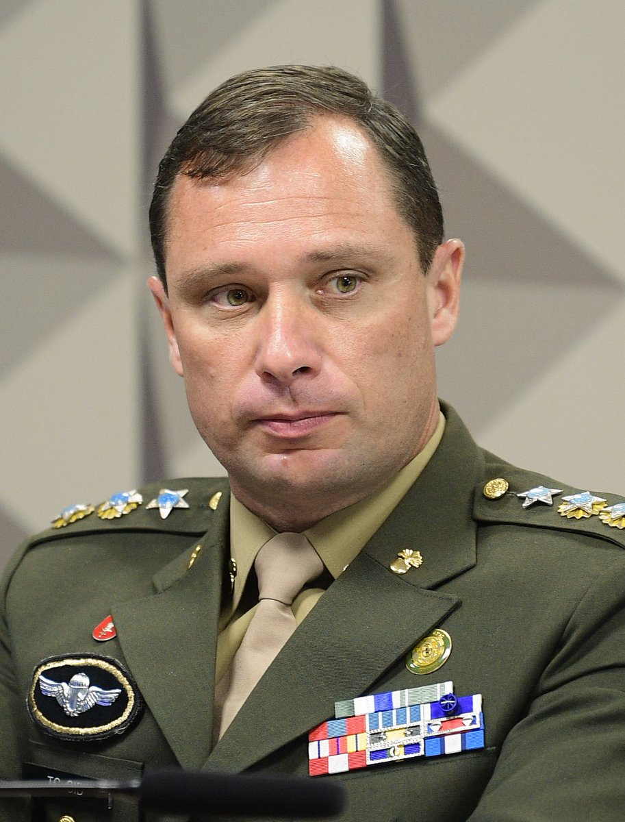 aguiar_dirce's tweet photo. “Traidores podem enganar por um tempo, mas jamais escapam das consequências.”

O Tenente-Coronel Mauro Cid será lembrado na história do Brasil por sua deslealdade e por proteger um violador de direitos humanos, mentindo em benefício próprio.

O tenente-coronel “melancia” nada aprendeu com os valores forjados no Exército Brasileiro, pois não protegeu a verdade nem a justiça. Acusou de forma leviana o presidente @jairbolsonaro e entregou um inocente ao ditador Alexandre de Moraes.

Tenente-Coronel Mauro Cid, a história nunca absolve aqueles que traem sua própria nação. https://t.co/UKG0GUmJGy