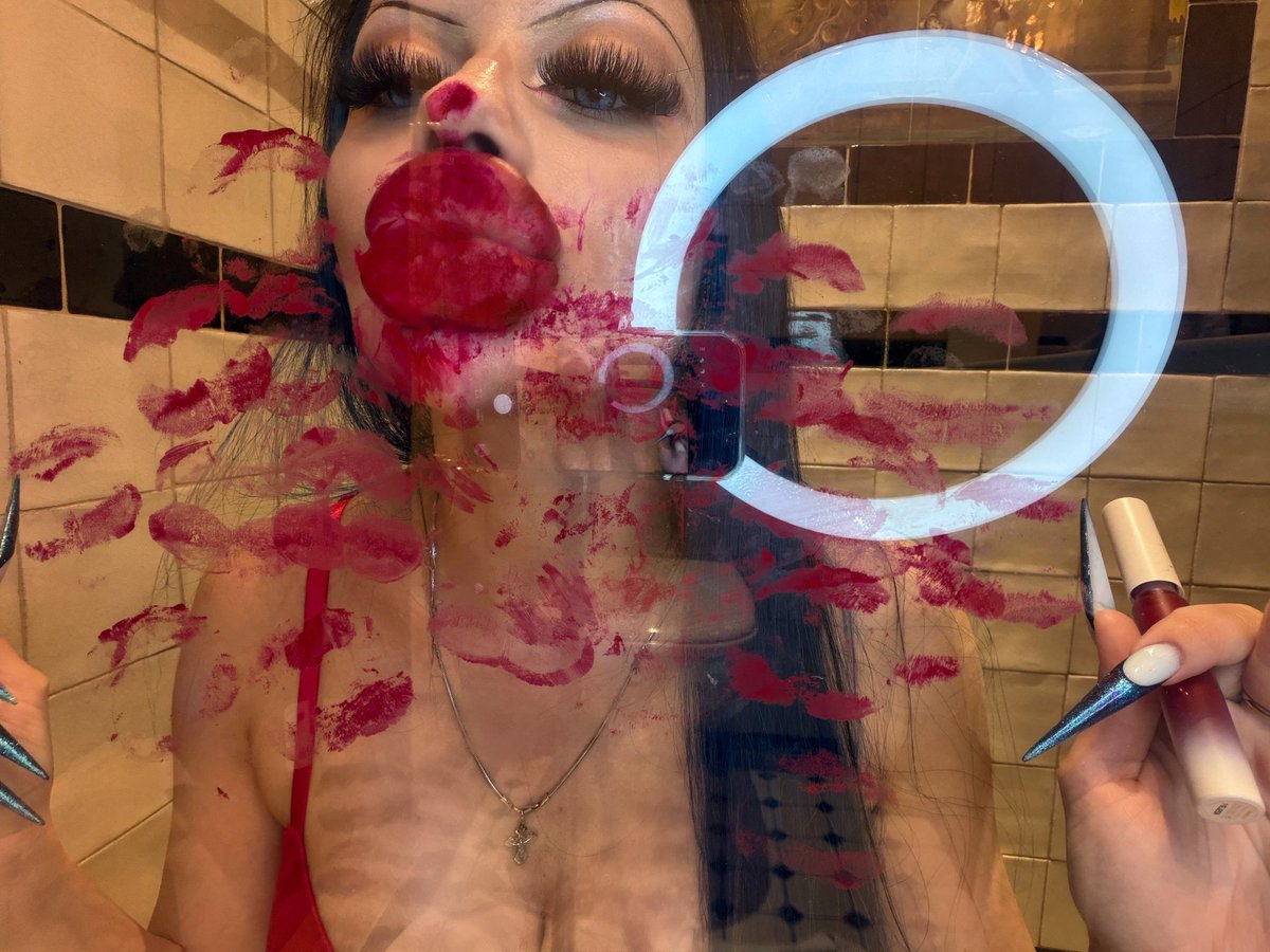Allison_alis_'s tweet photo. 💋𝗚𝗟𝗔𝗦𝗦 𝗗𝗢𝗢𝗥 𝗟𝗜𝗣 𝗣𝗥𝗜𝗡𝗧𝗦💋
Freshly plumped lips, deep red lipstick &amp; glossy shine💄🫦
Soft kisses on the glass door, leaving beautiful red lip prints💋✨
Filmed from both sides, capturing every glossy detail❤️ https://t.co/reADxBEMUy