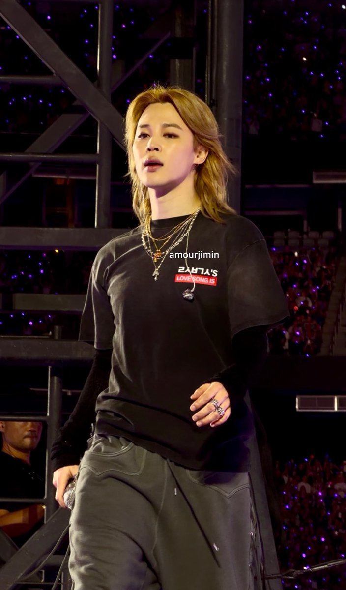 JiminLatinoFB's tweet photo. 💖 Park Jimin tiene tantas fotografías hermosas, este último día de concierto que te compartiré algunas que sin duda debes guardar para la posteridad.

El cabello largo le sienta tan bien, se ve maravilloso e impresionante en todos los sentidos. https://t.co/Mj4G4hC5P4
