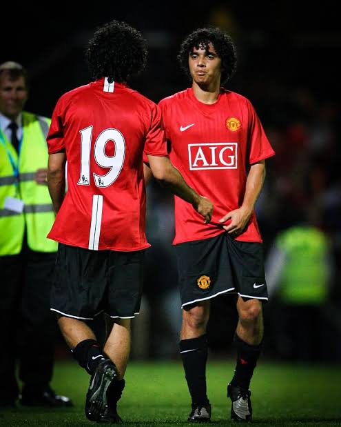 PinkyGeesh's tweet photo. Gary Neville pensiun di Februari 2011. 

Bek kanan legenda MU itu pergi setelah 19 tahun.

Dia meninggalkan pesan kira-kira begini,

🗣️ : "Aku tak takut pensiun karena pengganti ku merupakan fullback yang cepat dan sangat kompeten."

Menurutku itu penilaian jujur dari orang yang tahu persis apa yang dibutuhkan untuk bermain di posisi itu untuk Manchester United.

RAFAEL DA SILVA...✍️

Rafael lahir 9 Juli 1990 di Petrópolis, Rio de Janeiro, Brasil.

Kembar identik dengan Fabio da Silva, keduanya memulai karier di akademi Fluminense sebelum MU menemukan mereka di turnamen Manchester United Premier Cup di Hong Kong pada 2005.

Januari 2008, keduanya didatangkan secara bersamaan dan tiba di Old Trafford. 

Waktu itu Rafael berusia 17 tahun, tidak berbicara bahasa Inggris dan tidak kenal siapapun kecuali saudara kembarnya.

Debut kompetitif sebagai starter pertamanya terjadi di EFL Cup melawan Middlesbrough September 2008.

Ferguson memilihnya di atas Gary Neville dan Wes Brown, dan Rafael langsung menciptakan masalah bagi lawan dengan permainan menyerang yang tidak biasa untuk bek kanan.

Dengan begitu, perjalanan nya di Old Trafford resmi dimulai.

Simak perjalanan pemain yang sangat bertenaga, berani, agresif, serta penuh gairah ini saat bermain di Old Trafford dalam utas singkat ini...✍️🧵