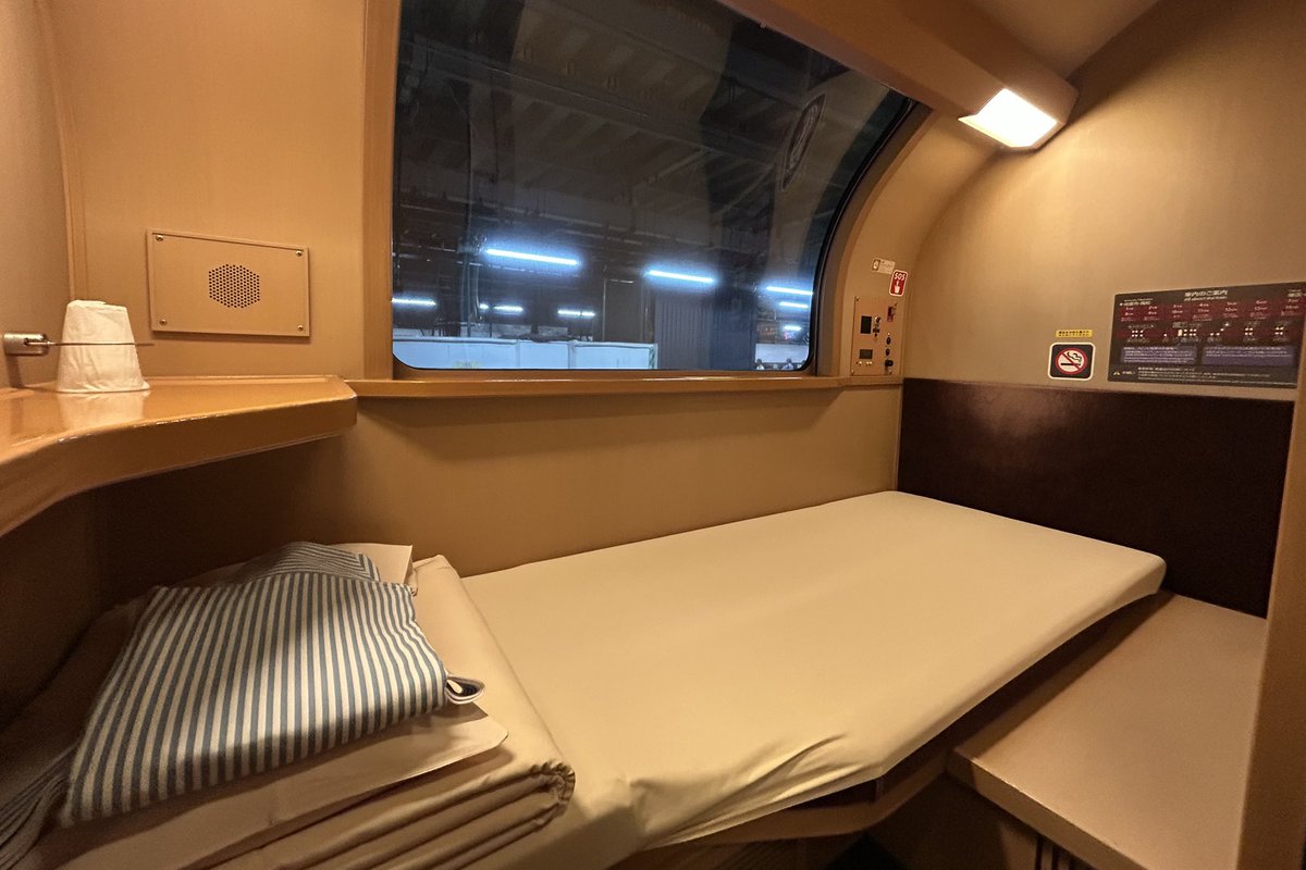 sato_traveler's tweet photo. 東京駅からこんばんは。
DMV運休で旅行中止も考えたが、お昼にサンライズ瀬戸号シングルのキャンセルを拾えたので予定通り四国旅行へ。

琴平延長便に嬉しい初乗車。やはり東京駅の発車標に琴平の文字があるのは違和感だ。

久々の瀬戸号寝台でいざ四国へ。
#さと紀行2026_07 https://t.co/9FMQ6XTFXo