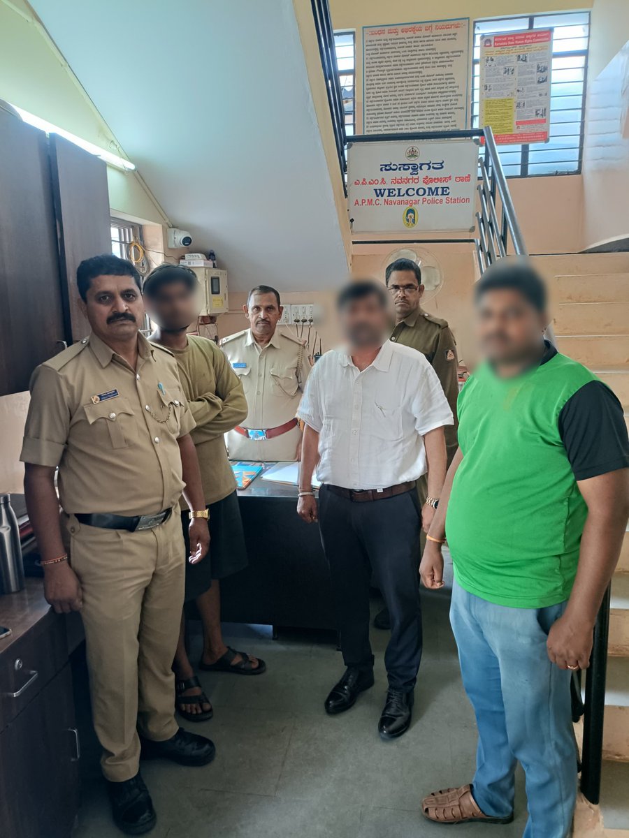 112Hubdwd's tweet photo. Event ID:2779676.ಹುಬ್ಬಳ್ಳಿಯ ನವನಗರದಲ್ಲಿ ದೂರುದಾರರು ಮತ್ತು ಪಕ್ಕದ ಮನೆಯವರ ನಡುವೆ ಕಿಟಕಿಯ ವಿಷವಾಗಿ ಜಗಳವಾಡುತ್ತಿರುವ ಬಗ್ಗೆ 112 ಗೆ ಕರೆ ಬಂದಿದ್ದು,ತಕ್ಷಣ ಹೊಯ್ಸಳ 11ನೇದವರು ಸ್ಥಳಕ್ಕೆ ತೆರಳಿ ಜಗಳ ಬಿಡಿಸಿದರೂ,ಸಮಸ್ಯೆ ಬಗೆಹರಿದ ಕಾರಣ ಅವರನ್ನು ಮುಂದಿನ ಕ್ರಮಕ್ಕಾಗಿ APMC ಪೊಲೀಸ್ ಠಾಣೆಗೆ ಹಾಜರುಪಡಿಸಿರುತ್ತಾರೆ.@112Karnataka https://t.co/IzzsnwS569