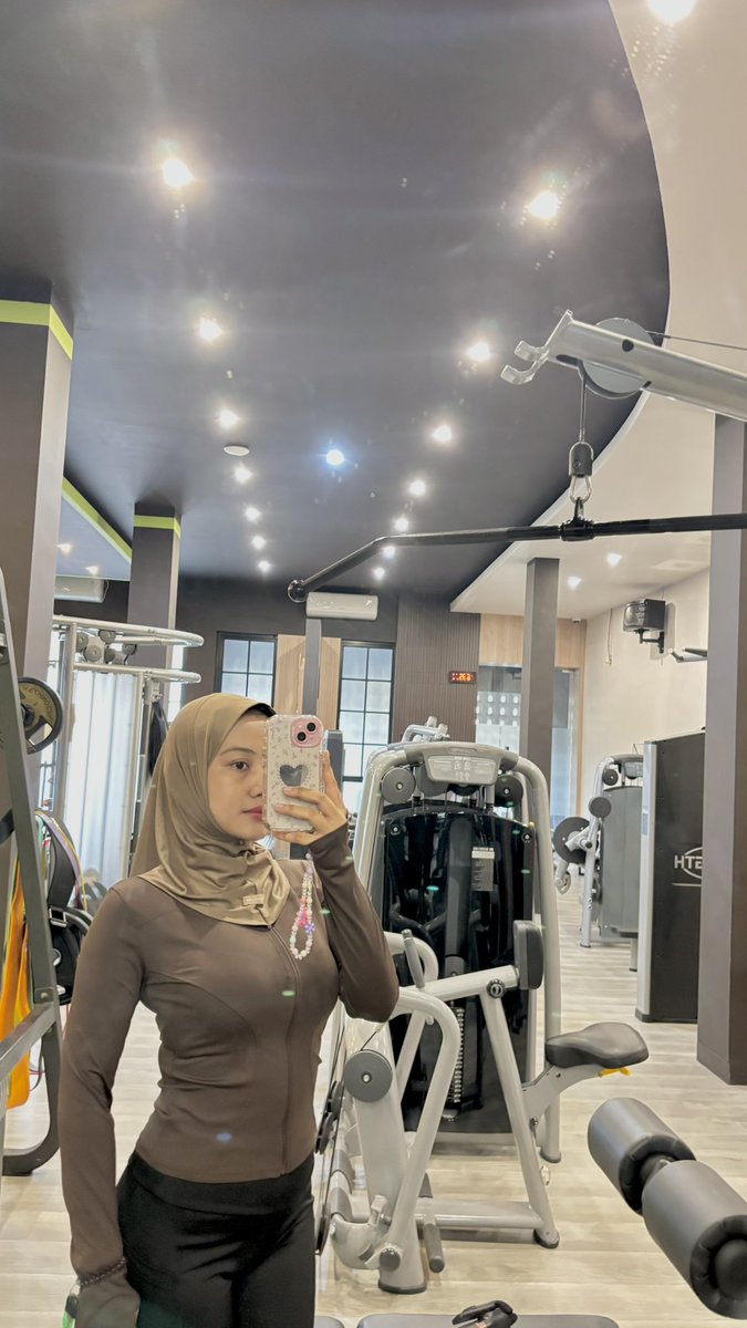 hida23journey__'s tweet photo. Khusus ciwi ciwi 💄🦋✨

Rate outfit gym pemakaian 1-4 tahun under 100k ! ! !

Bergo non pet 8/10
Adem, anti tembem
https://t.co/xd6a7xUpUW

Atasan coffe 9/10
Elegant
https://t.co/u4hABbY5jO

Cutbray kerja &amp; gym 10/10
Petite friendly, cuttingan juara
https://t.co/bsFBTyaBzg https://t.co/UOfeC9OFai