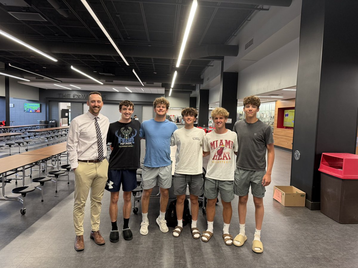 SaukHoops's tweet photo. Graduation day! Today is always a bit bitter sweet. These kids will continue to live like champions in their next chapters. We love you guys! 🦅🏀🎓 https://t.co/PNbI0xQN3e