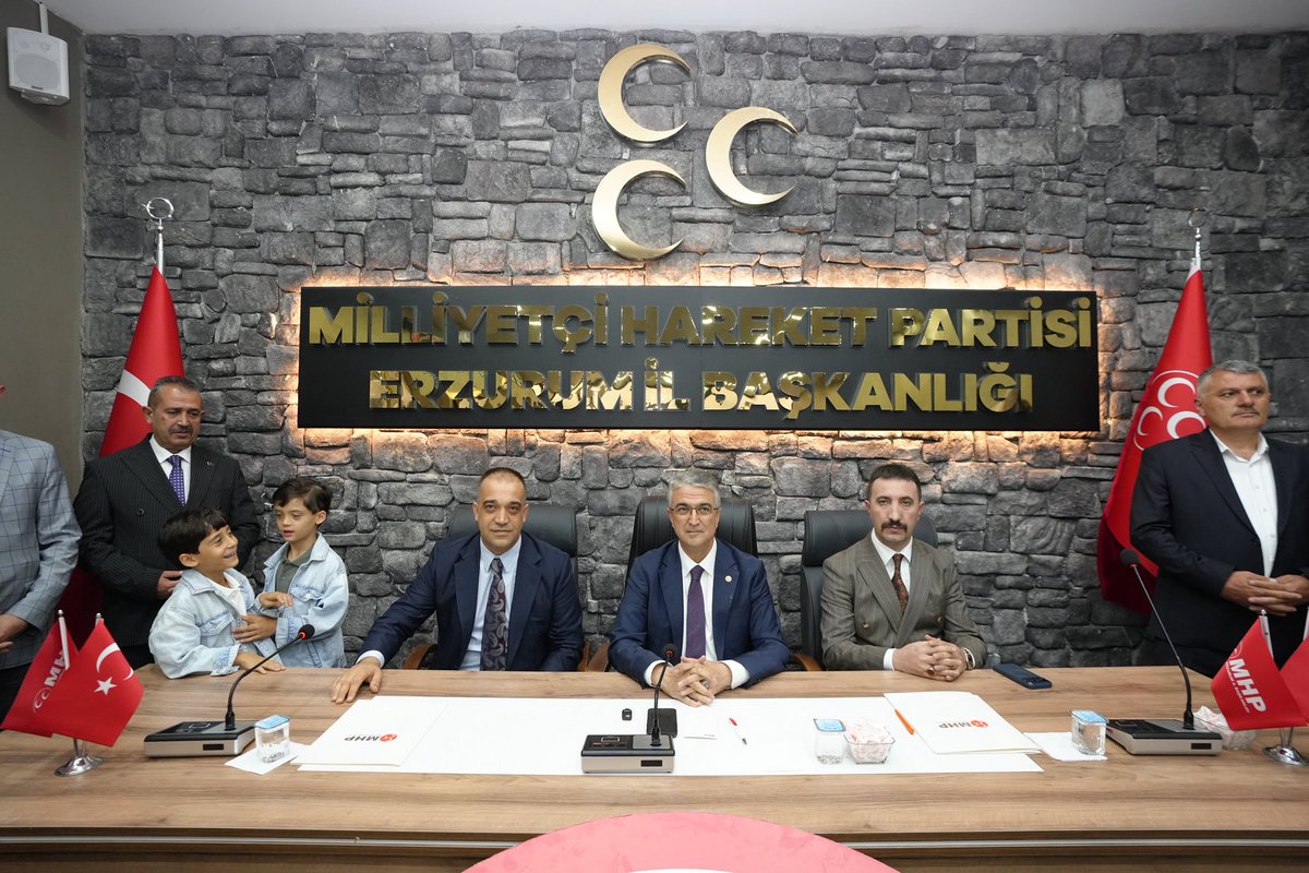 ademyurdagul's tweet photo. 🧿 Bayram Coşkusunu Teşkilatımızla Yaşadık

Kadim şehrimiz Erzurum’da Kurban bayramının coşkusunu, neşesini, Milliyetçi Ülkücü camiamızın birliğini, sarsılmaz bir inanç ve büyük bir aile olmanın gururuyla yaşadık.

MHP Erzurum Milletvekilimiz Sn Prof. Dr. Kamil Aydın, İl ve İlçe Teşkilatlarımız, İspir Belediye Başkanımız Ahmet Coşkun, KAÇEP birimimiz, Kamu-Sen, TÜRKAV, Türk Hukuk Enstitüsü temsilcilerimiz, Akademisyenlerimiz, Meclis Üyelerimiz, Geçmiş Dönem İl Başkanlarımız, Ülkü Ocakları İl Başkanımız Mevlüt Özcan, İlçe Ocak Başkanlarımız ve yönetimleri ile bir araya gelerek geleneksel bayramlaşma törenimizi yüzlerce gönüldaşımızın katılımıyla İl Başkanlığımızda gerçekleştirdik.

Her daim liderinin emrinde, liderine sadakatle bağlı teşkilatımızın sarsılmaz inancı ve birlikteliğiyle ortaya koyduğumuz bu örnek tabloyla kardeşliğimizi pekiştirdik.

Bayramlaşma programımıza katılım sağlayan her bir dava arkadaşıma, mahalle temsilcimizden belediye başkanımıza kadar tüm teşkilat mensuplarımıza yürekten teşekkür ediyorum.

Birliğimiz daim, Kurban Bayramımız mübarek olsun!