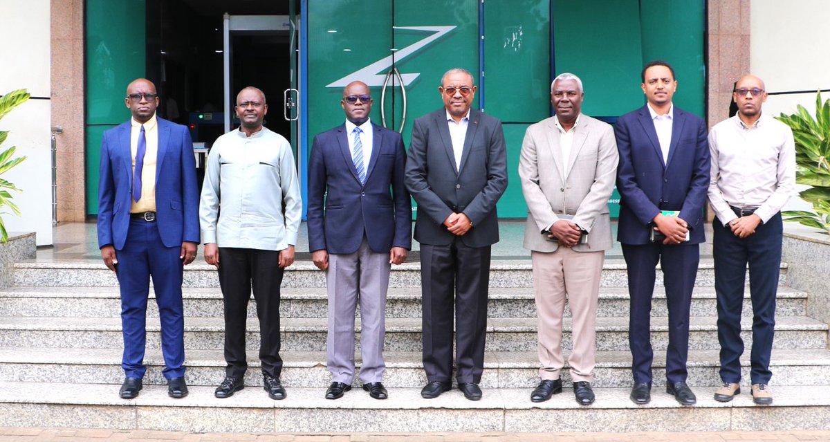 GovernanceRw's tweet photo. Today, the Deputy CEO of RGB Dr. @Felicienus received H.E. Hailemariam Desalegn Boshe, the former Prime Minister of the Federal Democratic Republic of #Ethiopia and Co-founder of the #African School of Governance in a courtesy visit aiming at benchmarking on the mandate of RGB. https://t.co/QtiSS1gM9w