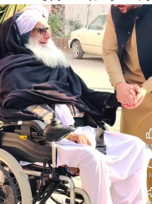 WlyJan3126's tweet photo. إِنَّـا لِـلَّـهِ وَ إِنَّـا إِلَـیْـهِ رَاجِـعُـونَ
شیخ الحدیث مفتي سیف الله صیب وفات شو
مفتې صیب په دارالعلوم حقانیه کې داحادیثو استاذ
او  دافتاء رئیس وو
د زرګونو شاګردانو استاذ
اللهﷻ دې  مغفرت ورته وکې https://t.co/QKflasg6WK