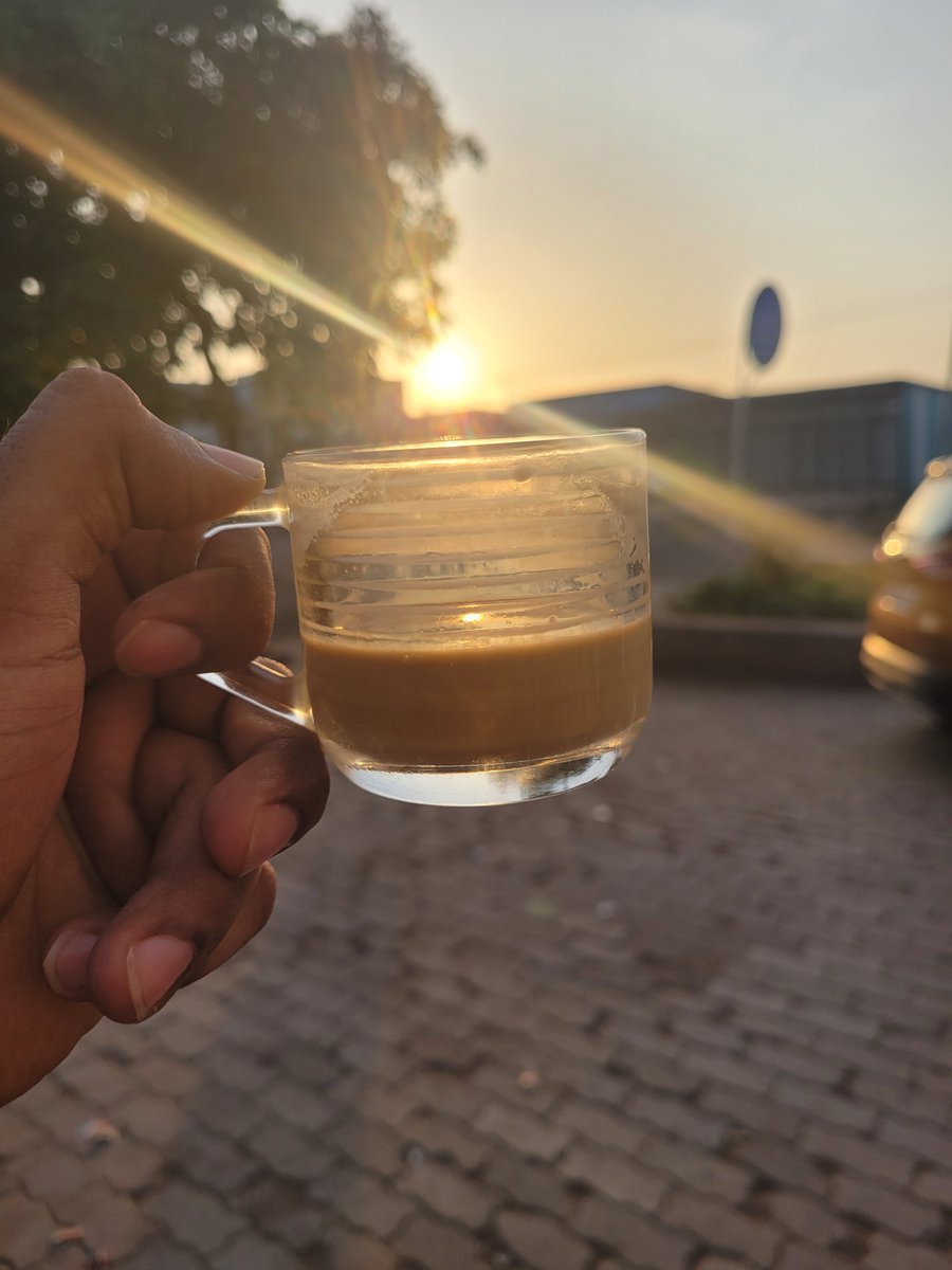 Karan74Karan's tweet photo. 36°c outside, ಬೆಲ್ಲದ ಚಹಾ inside ☕️ 
#Teamtea https://t.co/GXqPJ0Iqo1