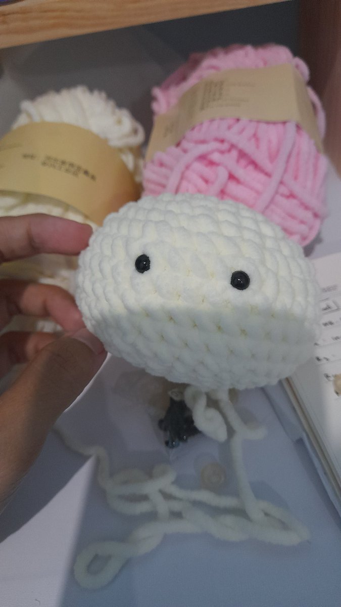 lits_lilthings's tweet photo. Bt bgt ey, patternnya udah jadi tinggal apply di benang mini chennile ini. Cuma ternyata beli mata kekecilan, dan ga espek besar benangnya juga segede ini akhirnya kurang juga😔☝🏻 apakah better beralih ke benang milk cotton untuk menyelesaikan challenge inih?? https://t.co/OuzEgcPHh5