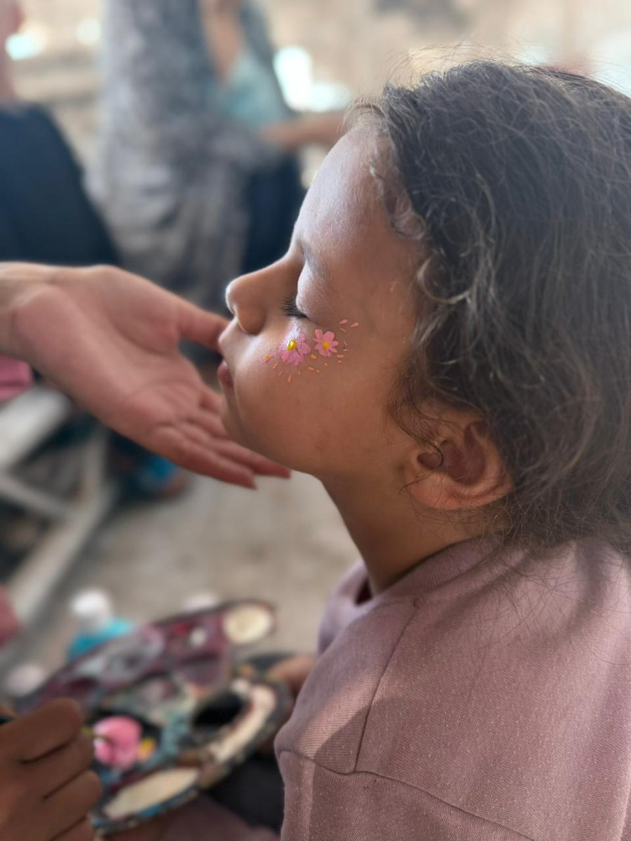 HandsUpProject's tweet photo. 🏚️🎨 Daily update from Nada – Art from Rubble 🇵🇸

Beautiful moments from a recent Eid art session with displaced children in Gaza Port ✨📸

Through art, laughter, and creativity, children found space for joy and self-expression despite the hardships around them. 💛🧑‍🎨 https://t.co/krDyuIcWhL