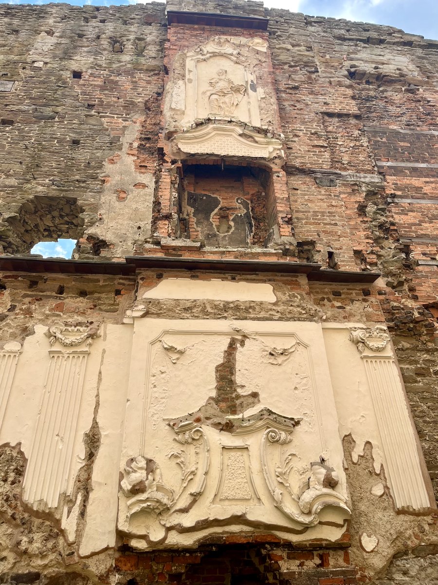 LimeFinishes's tweet photo. The surviving interior decorative plaster in the ruin of Sutton Scarsdale Hall, in Derbyshire, is fantastic - created by Italian master plasterers, Arturi and Vassali, in the early 18th century, it has managed to cling on despite the odds 😍 https://t.co/AgPFNTx3dj