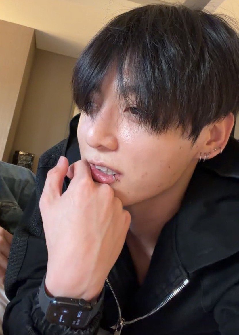 googiesbabybear's tweet photo. Jungkookie's honey skintone so prettyyyy https://t.co/39vvK2E1vJ