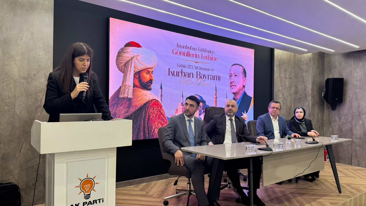 akpartifatih's tweet photo. AK Parti İstanbul Milletvekilimiz Derya Ayaydın ve İBB Grup Başkan Vekilimiz Faruk Gökkuş’un katılımlarıyla, İlçe Başkanımız Fatih Karaismailoğlu öncülüğünde teşkilat mensuplarımızla birlikte Kurban Bayramı bayramlaşma programımızı gerçekleştirdik.

Birlik, beraberlik ve kardeşlik ikliminde geçen programımızda dava arkadaşlarımızla bayram sevincini paylaşmanın mutluluğunu yaşadık.

Rabbim birliğimizi daim, muhabbetimizi güçlü kılsın.

Kurban Bayramımız mübarek olsun.