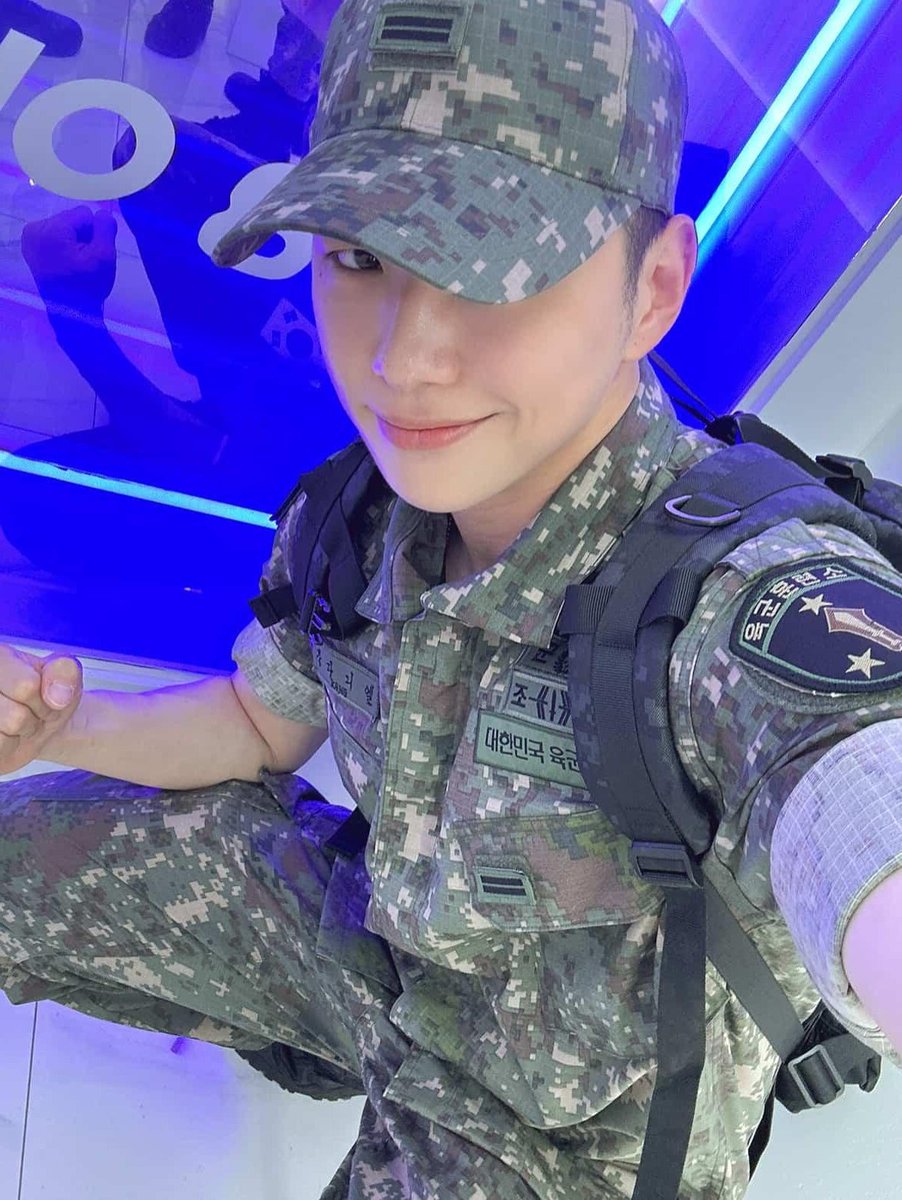 Maebelline1210's tweet photo. Tuesday 
🐶 Whenever I get to go out, I'll post some selfies, so don't worry okay

Friday 
🐶 Outing 🫡 

(So Tuesday was a hint he was coming with the pictures this week 📸🤳🏻😚 https://t.co/CQOsTQW5ol