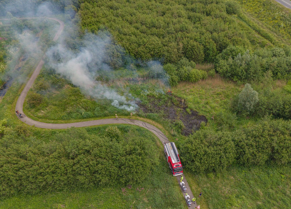 Natuurbrand langs fietspad bij Garyp