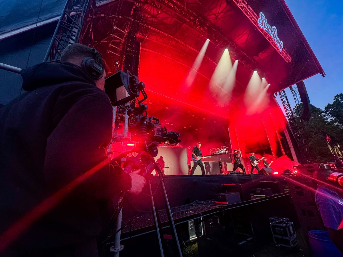 AVMatrix1's tweet photo. @SlamDunkMusic rocks it again with head-turning production!🤘🎸

It was a treat last week for AV Matrix Ltd to again be part of the talented technical production teams for Slam Dunk Festival North &amp; South.

🧵 1/4 https://t.co/r885RiopBq