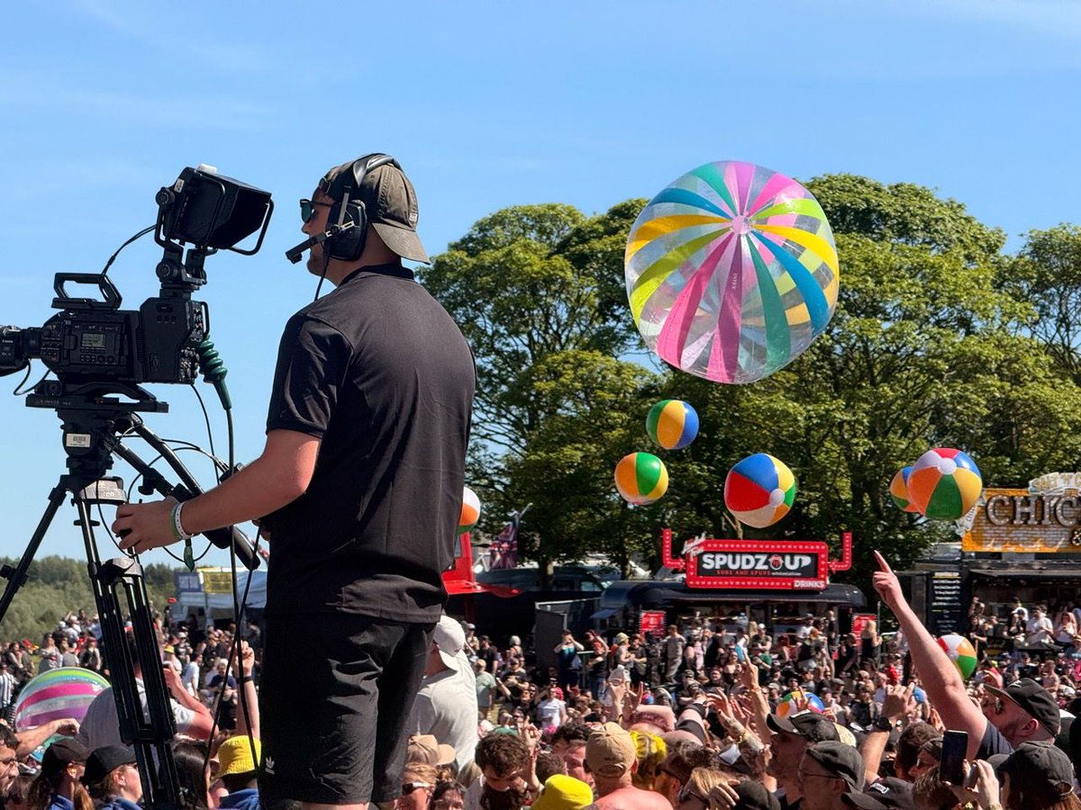 AVMatrix1's tweet photo. @SlamDunkMusic rocks it again with head-turning production!🤘🎸

It was a treat last week for AV Matrix Ltd to again be part of the talented technical production teams for Slam Dunk Festival North &amp; South.

🧵 1/4 https://t.co/r885RiopBq