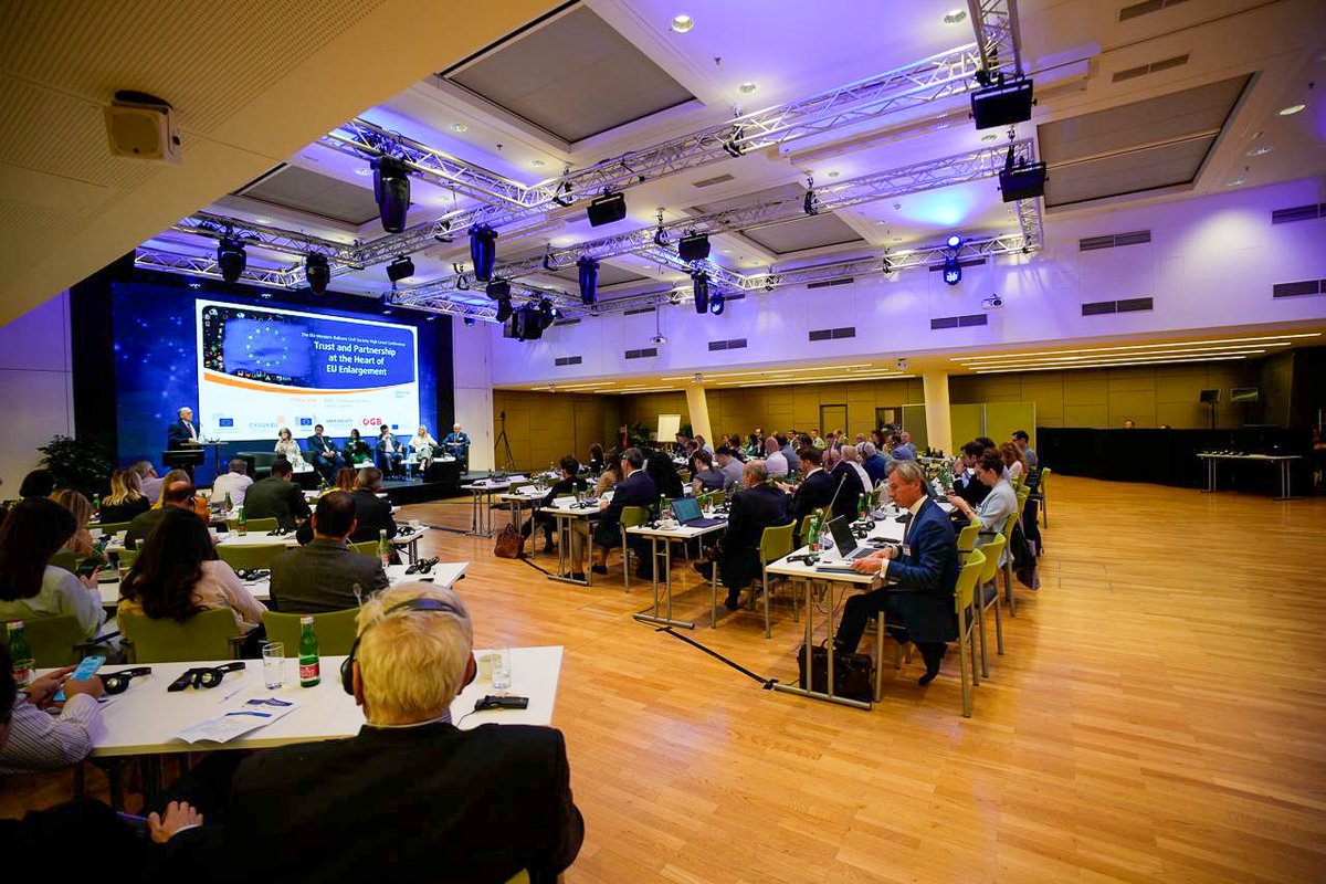 EESC_President's tweet photo. No successful #EUEnlargement without strong civil society.

That is the message I brought to Vienna today, opening the @EU_EESC EU-Western Balkans #CivilSociety High-Level Conference.

Enlargement is a geopolitical imperative -and citizens' trust is built bridge by bridge. https://t.co/EysTkKrxjd