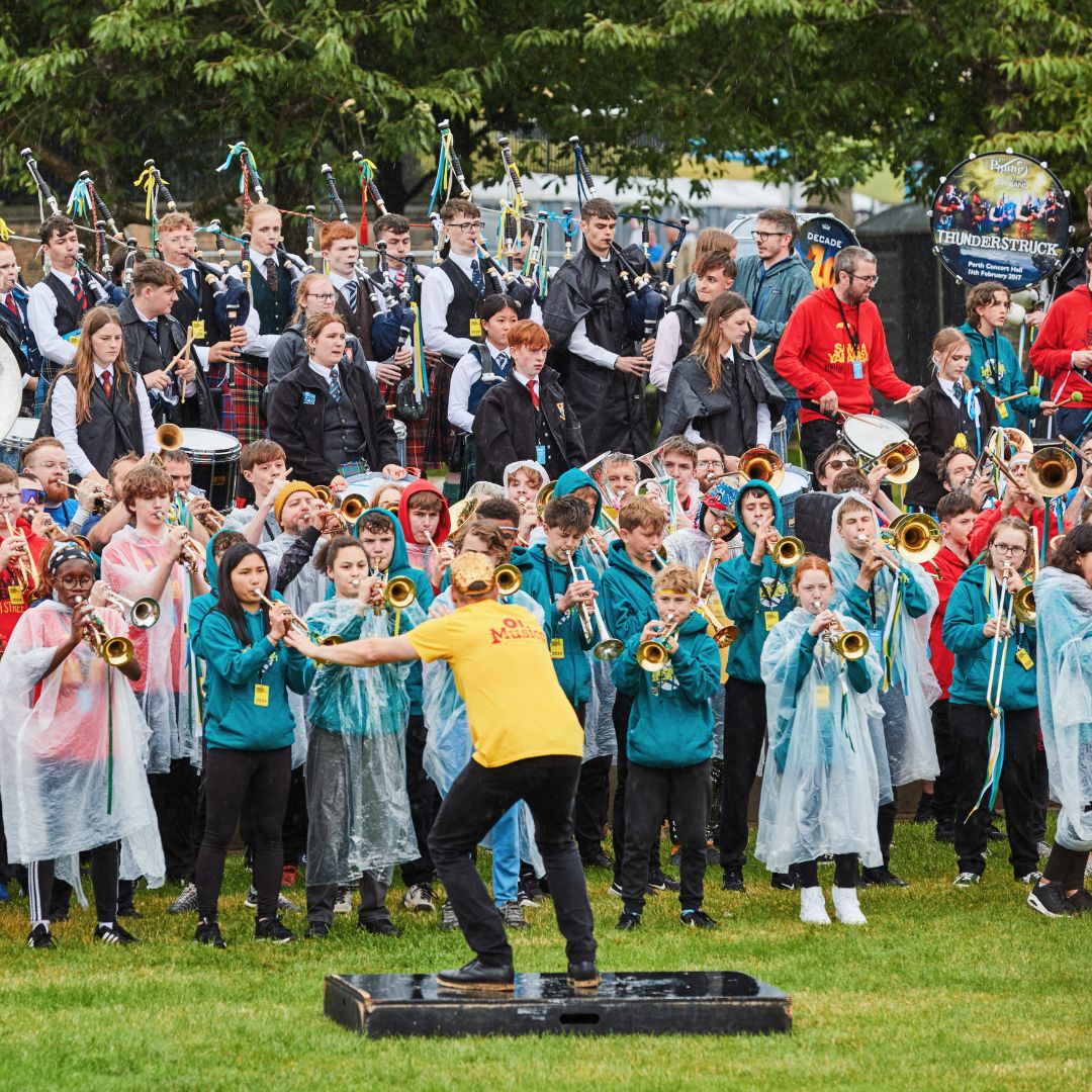 edintfest's tweet photo. We're looking for bold, energetic musicians to join us and @EdinburghJazz for a joyous community performance 🫶

Apply via our bio🔗
Deadline: 19 June⏰

📸1 Mihaela Bodlovic/Edinburgh International Festival, 2 - 4 Andrew Perry/Edinburgh International Festival https://t.co/WJQNzYPh6N