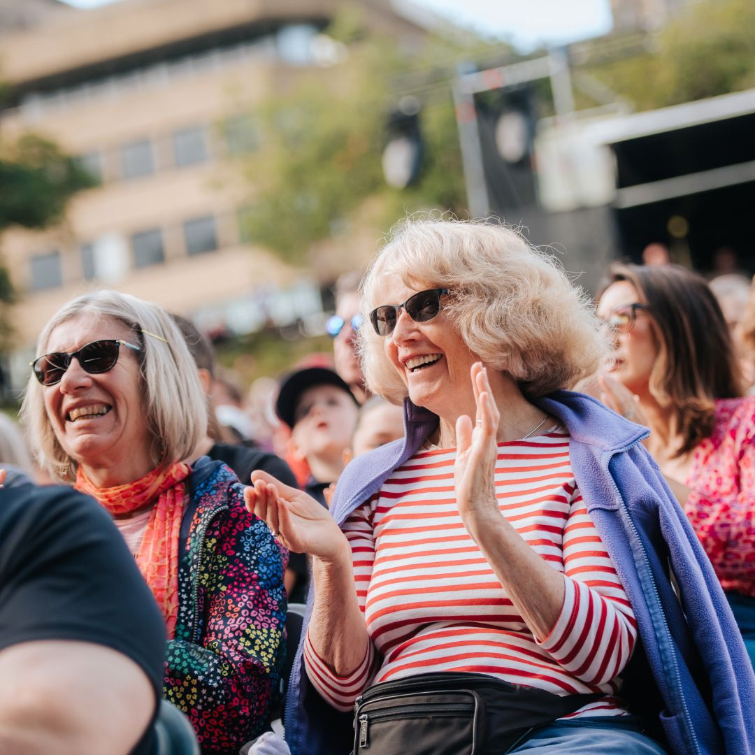 edintfest's tweet photo. We're looking for bold, energetic musicians to join us and @EdinburghJazz for a joyous community performance 🫶

Apply via our bio🔗
Deadline: 19 June⏰

📸1 Mihaela Bodlovic/Edinburgh International Festival, 2 - 4 Andrew Perry/Edinburgh International Festival https://t.co/WJQNzYPh6N