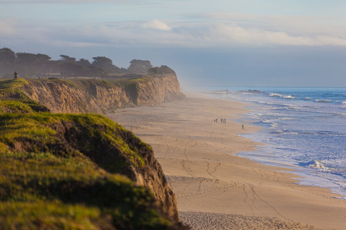 BeachHouseHMB's tweet photo. There are only a few weeks of spring left on the coast before summer officially arrives. If you've been meaning to get away, this is a nice window — mild weather, green hills, and beaches that are still quiet enough to feel like your own. https://t.co/pb6NijOAid
