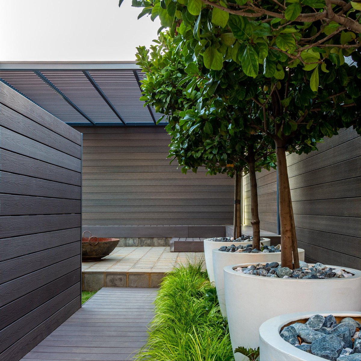 EvaLastGlobal's tweet photo. Your brain processes natural textures, like wood grain, faster than flat surfaces. 

It’s one of the reasons spaces with organic finishes feel more calming and familiar.

#FunFactFriday #InspiredSpaces #DesignPsychology #OutdoorLiving https://t.co/ZMDsBBZTGv