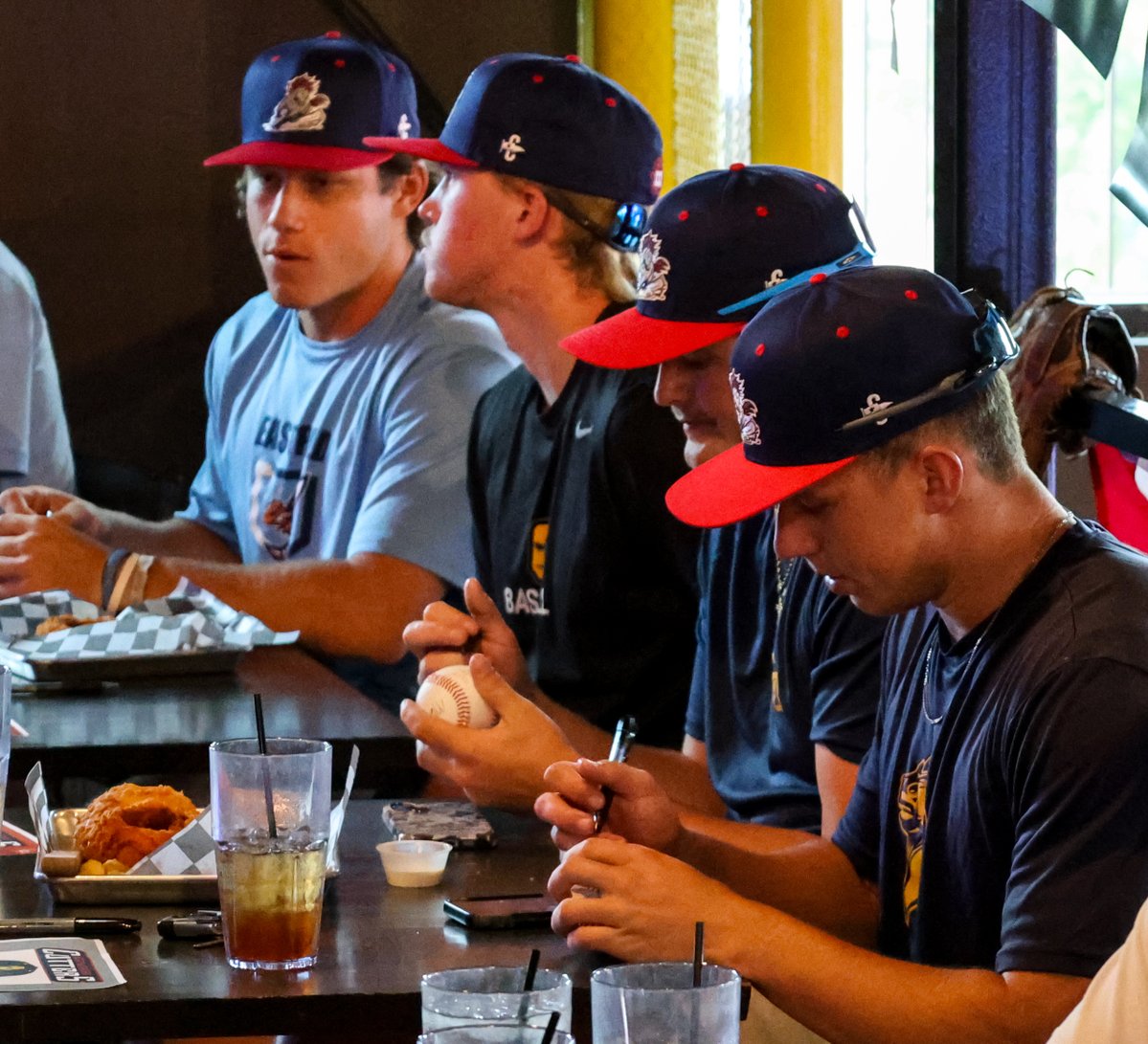 weatherford_CCL's tweet photo. MEET AND GREET 

Thank you for coming to the Weatherford Cutters Meet and Greet! We loved meeting everyone and are excited to see y’all at our first home game on Tuesday!! 

Thank you to our partners at Bush League Bar &amp; Grill for having us! 

#WeatherfordCutters #CCL https://t.co/ssavktHo1Q