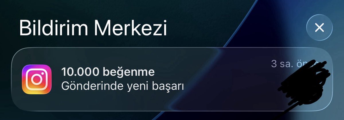 coreprompt's tweet photo. Geçen yıl Türkiye’de kurduğum markanın üzerine gece gündüz demeden adeta titreyerek düştüm.
 
E-ticaret dünyasında herkes influencer paylaşımlarına olağanüstü paralar dökerek büyümeye çalışıyor.
 
Biz ise kendi markamda ülkenin en ünlü isimlerinin radarına girmeyi başardık.
 
Ürünlerin kalitesi ve yarattığımız lüks algısı o kadar güçlüydü ki kendileri bize ulaşıp yakın takibe aldılar.
 
Gönderdiğimiz hediyeleri hiçbir zorunlulukları yokken kendi hesaplarında tamamen organik olarak paylaştılar.
 
Instagram’da tek bir gönderide 10.000 beğeni barajını aşarak bu sarsılmaz organik büyümenin zirvesini gördük.
 
Siz de markanızı influencer bütçeleriyle şişirmek yerine şu stratejilerle doğal bir güç haline getirebilirsiniz:
 
• Ürününüzün kalitesini ve paketleme deneyimini öyle bir seviyeye çıkarın ki alan kişi bunu gururla paylaşmak istesin.
 
• Yapay zeka destekli görsel dünyanızla markanıza dışarıdan bakıldığında hayranlık uyandıracak bir lüks algısı katın.
 
• Shopify mağazanızın tasarımını ve müşteri yolculuğunu sıradan bir site olmaktan çıkarıp elit bir butiğe dönüştürün.