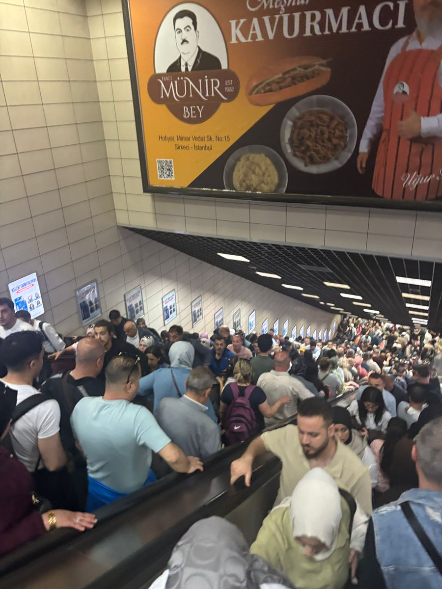 erins17's tweet photo. Bayramda toplu taşıma ücretsiz olunca : " Bedava Sirkeci, sirkeden tatlıdır" 
#sirkeci #marmaray #KurbanBayramı https://t.co/ftPdhJba9n