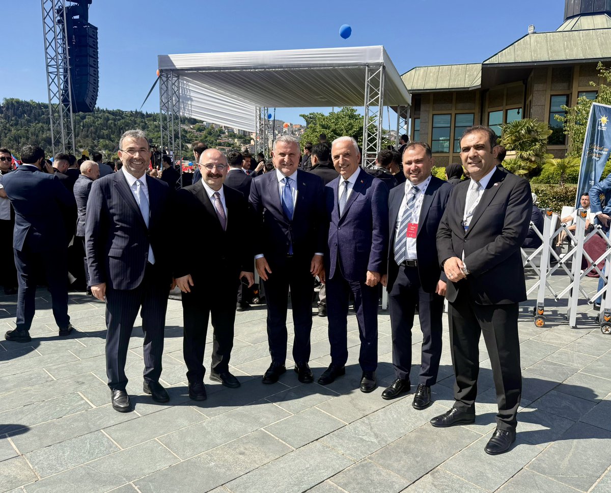 ismetyildirimtr's tweet photo. İstanbul’un Fethi’nden Gönüllerin Fethi’ne…

Genel Başkanımız ve Cumhurbaşkanımız Sayın @RTErdogan’ın teşrifleriyle gerçekleştirilen Bayramlaşma ve Fetih Kutlama Programı’ndayız. 🇹🇷

Fethin ruhunu, milletimizin birlik ve beraberlik iklimiyle bir kez daha yaşıyoruz. https://t.co/eWsT1VYFUS
