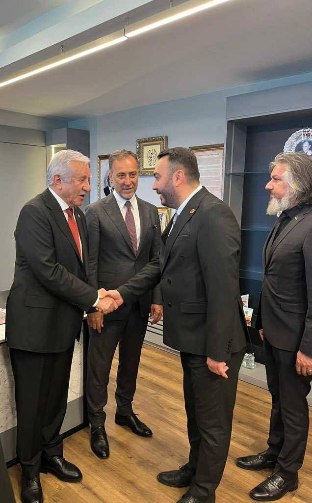 MHP_KartalIlce's tweet photo. Milliyetçi Hareket Partisi İstanbul İl Başkanlığımızda düzenlenen bayramlaşma programında Değerli Büyüklerimiz TBMM Başkan Vekilimiz Sn. Celal Adan, MHP Genel Başkan Yardımcımız Sn. Feti Yıldız, MHP Genel Başkan Yardımcımız Sn. İsmail Faruk Aksu,  MHP İstanbul İl Başkanımız Sn. Volkan Yılmaz, MYK Üyelerimiz, İl Yönetim Kurulu Üyelerimiz ve ülküdaşlarımız ile coşkulu bir bayramlaşma gerçekleştirdik.
@BBvolkanyilmaz @_MHPistanbul_ @Uzunkaya_1453