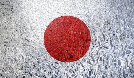 BaptisteDetombe's tweet photo. De 1991 au début des années 2000, le Japon a connu la « décennie perdue », aussi appelée « période glaciaire de l'emploi ».

Après l’explosion de la bulle immobilière et financière en 1991, la croissance japonaise s’effondre. Les entreprises gèlent les embauches. Or, au Japon, l’entrée dans une entreprise à la sortie de l’université conditionnait toute la trajectoire de vie. Rater ce train, c’était rester sur le quai pour longtemps.

C’est là qu’apparaissent les « freeters » : des jeunes enchaînant petits boulots précaires, souvent en décalage avec leurs diplômes, sans carrière stable. Puis les « NEET », Not in Education, Employment or Training (hors études hors emploi et hors formation). Et les « hikikomori », ces jeunes qui, pour éviter le jugement des autres, se retirent presque totalement de la vie sociale, restant enfermés dans leur chambre. Cela a causé, dans cette génération une hausse drastique des dépressions et de suicides. La mentalité japonaise voyait d'un très mauvais œil les jeunes chômeurs. Leurs gérontocrates considéraient que le chômage était un problème individuel, résultat de mauvais choix ou de manque de motivation.

C’est une fracture sociale durable. Une génération entrée sur le marché du travail en période de crise garde des salaires plus faibles, des trajectoires plus instables, et une moindre confiance dans l’avenir. Leurs trous dans leurs CV fait peur aux recruteurs, qui les discriminent lorsqu'ils sélectionnent les candidats. Les économistes parlent d’ « effets cicatrices » : la crise marque au fer rouge.

Conséquence de long terme : la natalité plonge. Au Japon, le taux de fécondité était déjà passé sous le seuil de renouvellement dès les années 1970, mais la stagnation des années 1990 aggrave encore la tendance. Moins de stabilité professionnelle, plus de migrations incessantes pour le travail, moins d'argent, moins de mariages. Or, dans un pays où les naissances restent très liées au mariage, l’emploi précaire devient un frein démographique. Une génération fragilisée économiquement fonde moins de familles.

Trente ans plus tard, le Japon fait face à un vieillissement massif, une pénurie de main-d’œuvre et une dette publique colossale. L’hiver de l’emploi a produit un hiver démographique.

Pourquoi en parler aujourd’hui ? Parce que la France regarde ce miroir sans toujours se reconnaître dedans.

Nous n’avons pas le même modèle d’emploi à vie qui existait au Japon avant cette crise, ni la même culture du mariage, et nous avons un rapport au travail moins malsain. Mais nous voyons monter la précarité des jeunes diplômés, l’allongement des études faute de débouchés clairs, la difficulté d’accès au logement, la multiplication des statuts précaires, l'augmentation des tentatives de suicide, la déconnexion des boomers qui se croient encore dans les Trente Glorieuses. Quand l’entrée sur le marché du travail devient floue, tardive et incertaine, les projets de vie se décalent ou se perdent.

La natalité française recule depuis plusieurs années. On invoque le pouvoir d’achat, les crèches, les aides. C’est vrai. Mais il y a aussi un climat général d’incertitude. Des jeunes qui ne savent pas dans quoi ils travailleront ni dans quelles ville ils vivront dans les 12 prochains mois, ne peuvent pas se projeter.

L’histoire japonaise rappelle une chose simple : le marché du travail ne façonne pas seulement des carrières. Il façonne des existences individuelle et la vie de tout un pays. Quand l'hiver économique gèle tout pendant des années, il faut des décennies pour se relever.