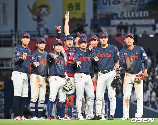 meibelotte's tweet photo. 근데 내가 이ㅅㄲ들 갸루 포즈를 왜봐야되지?.. https://t.co/7DFLsuf7XN