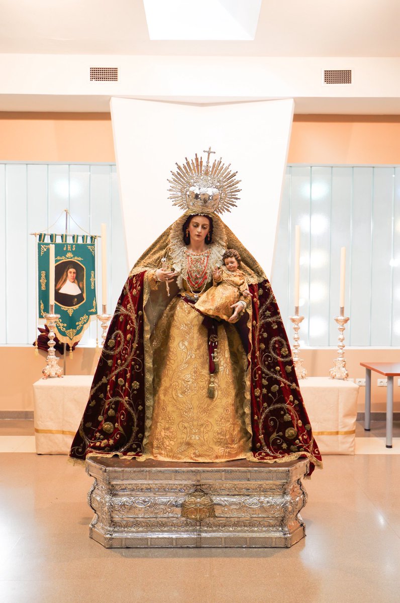 rafatell00's tweet photo. La Madre del Amor Hermoso vestida para su procesión triunfal de esta tarde. https://t.co/sXR13kPcWy