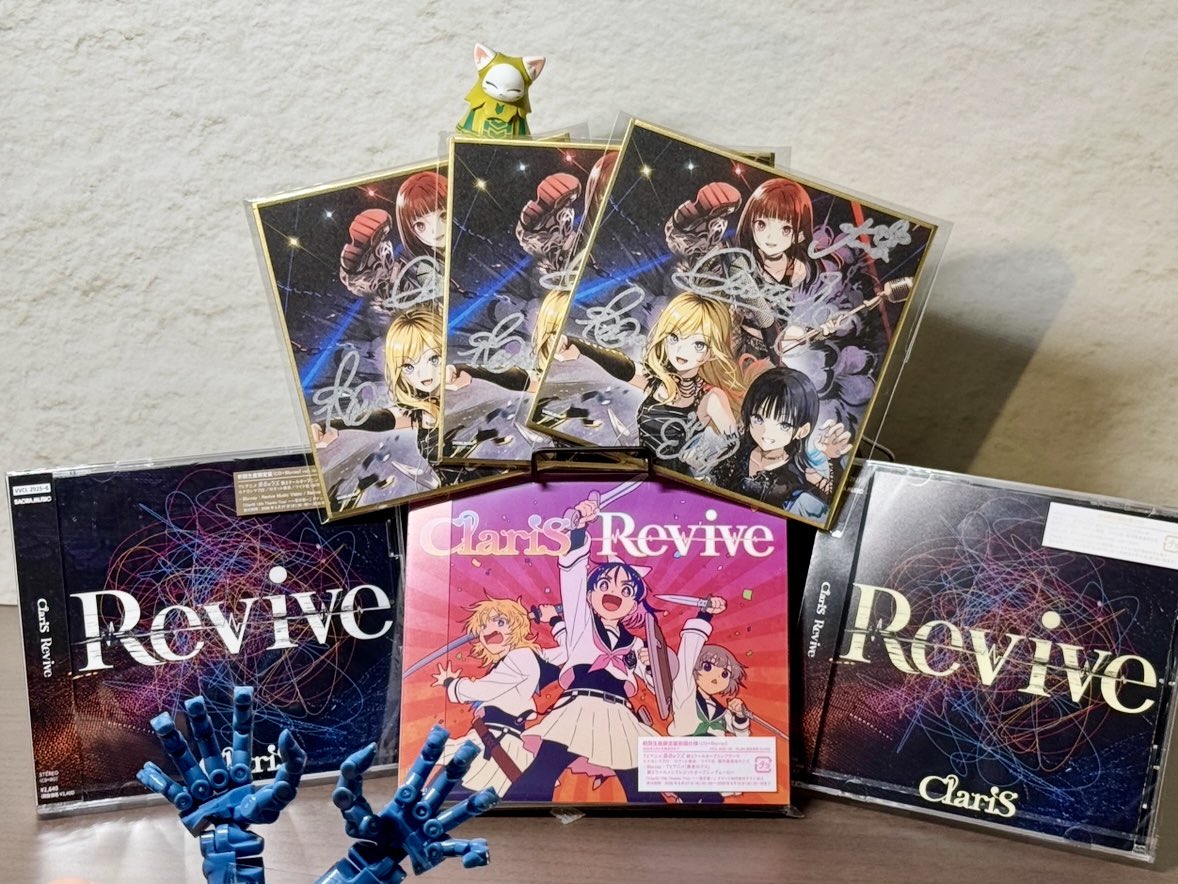 Houung's tweet photo. サインありがと〜〜！！
すごくはやく届いたよ〜〜！！
大事にするよ〜〜！！
#ClariS
#Revive https://t.co/latJ1otain