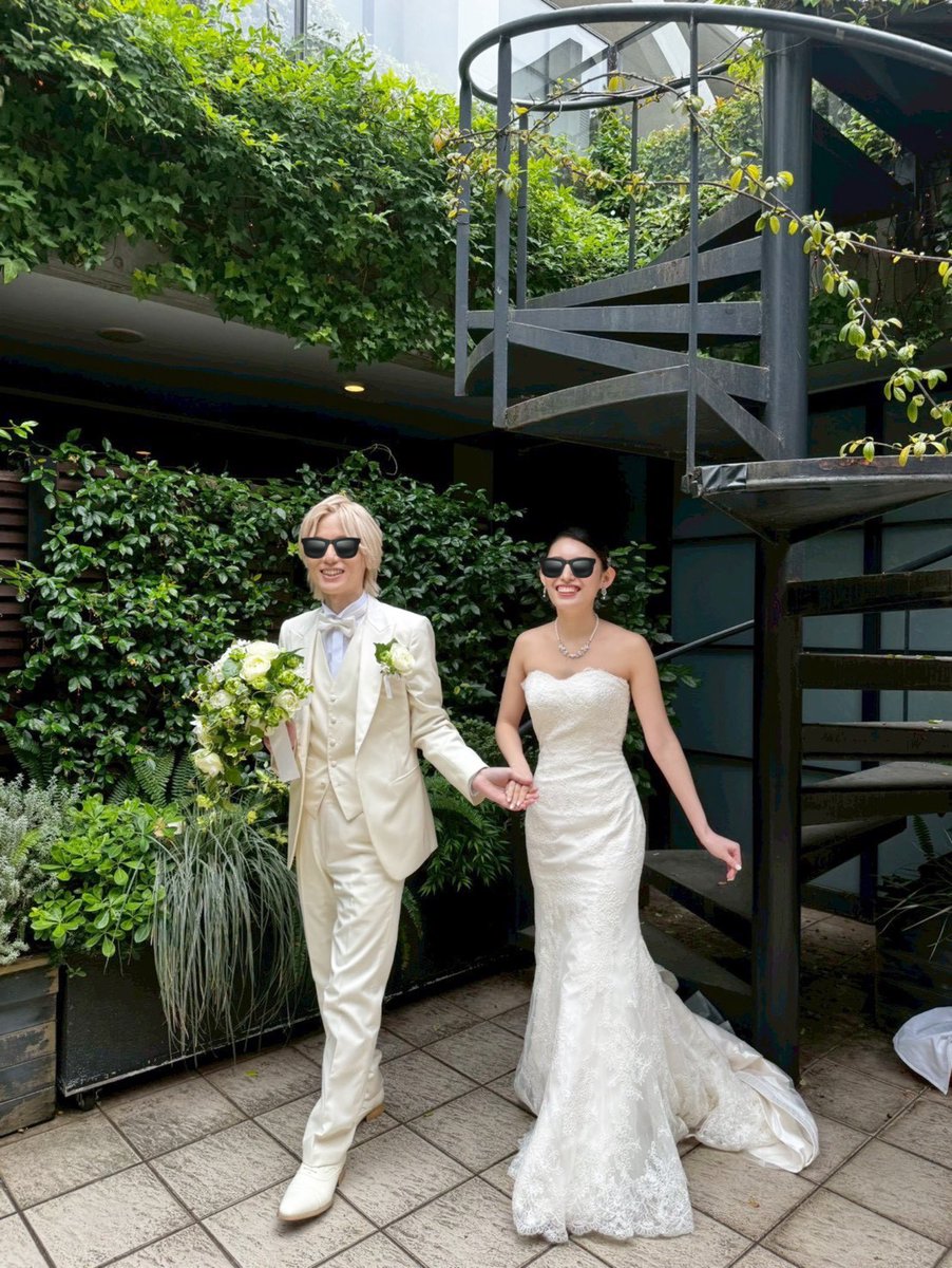 Cyborg_H2G's tweet photo. 私ごとですが、先日5月23日に結婚式を挙げました💐

ウェルカムボードは自分で描きました🎨
出会いのきっかけになった映画
『ベイビーわるきゅーれ2ベイビー』のオマージュです🔫🔫

#ベイビーわるきゅーれ https://t.co/C2h8UaVcMJ